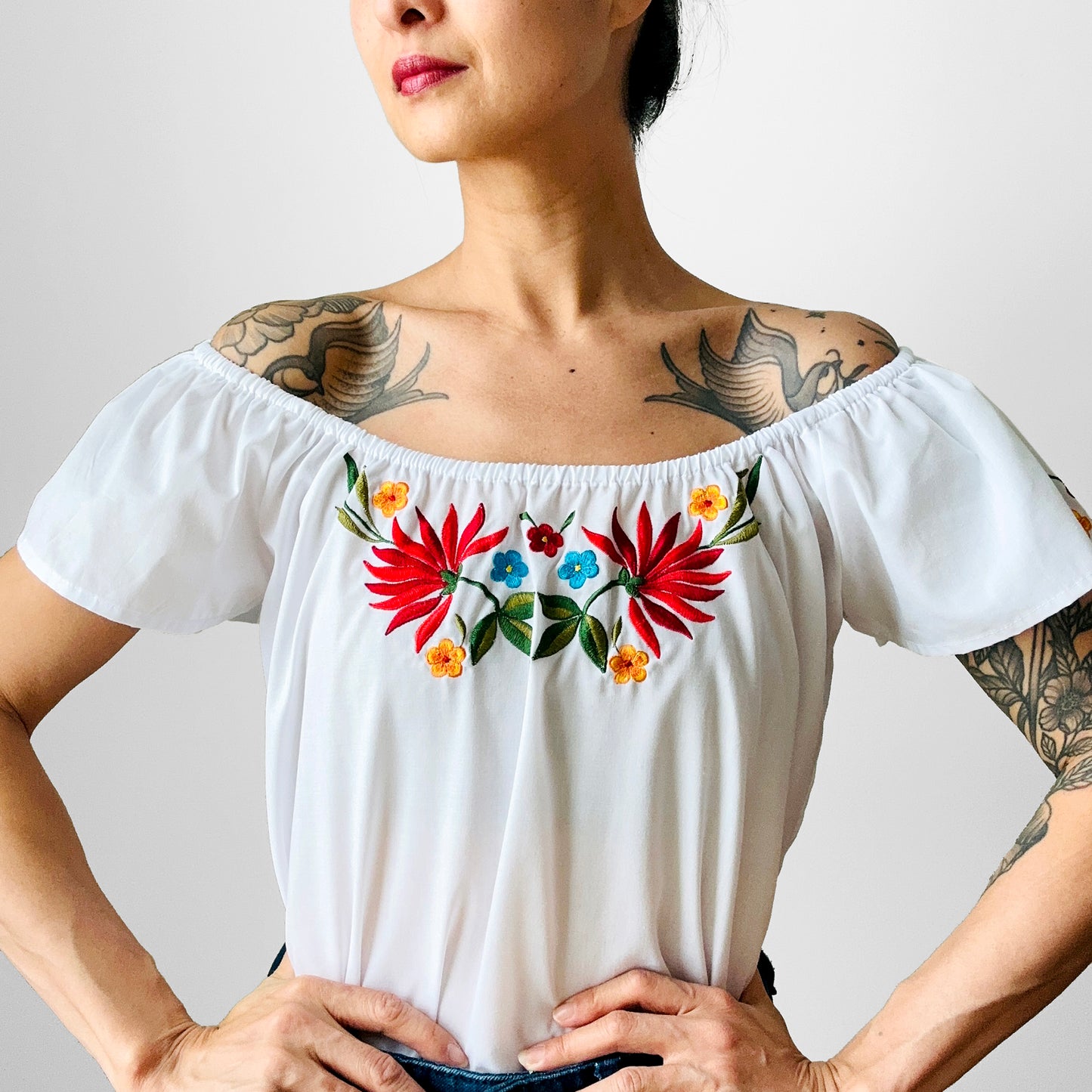 1970s Floral Embroidered White A-Line Cotton Mexican Boho Top - Sz. S