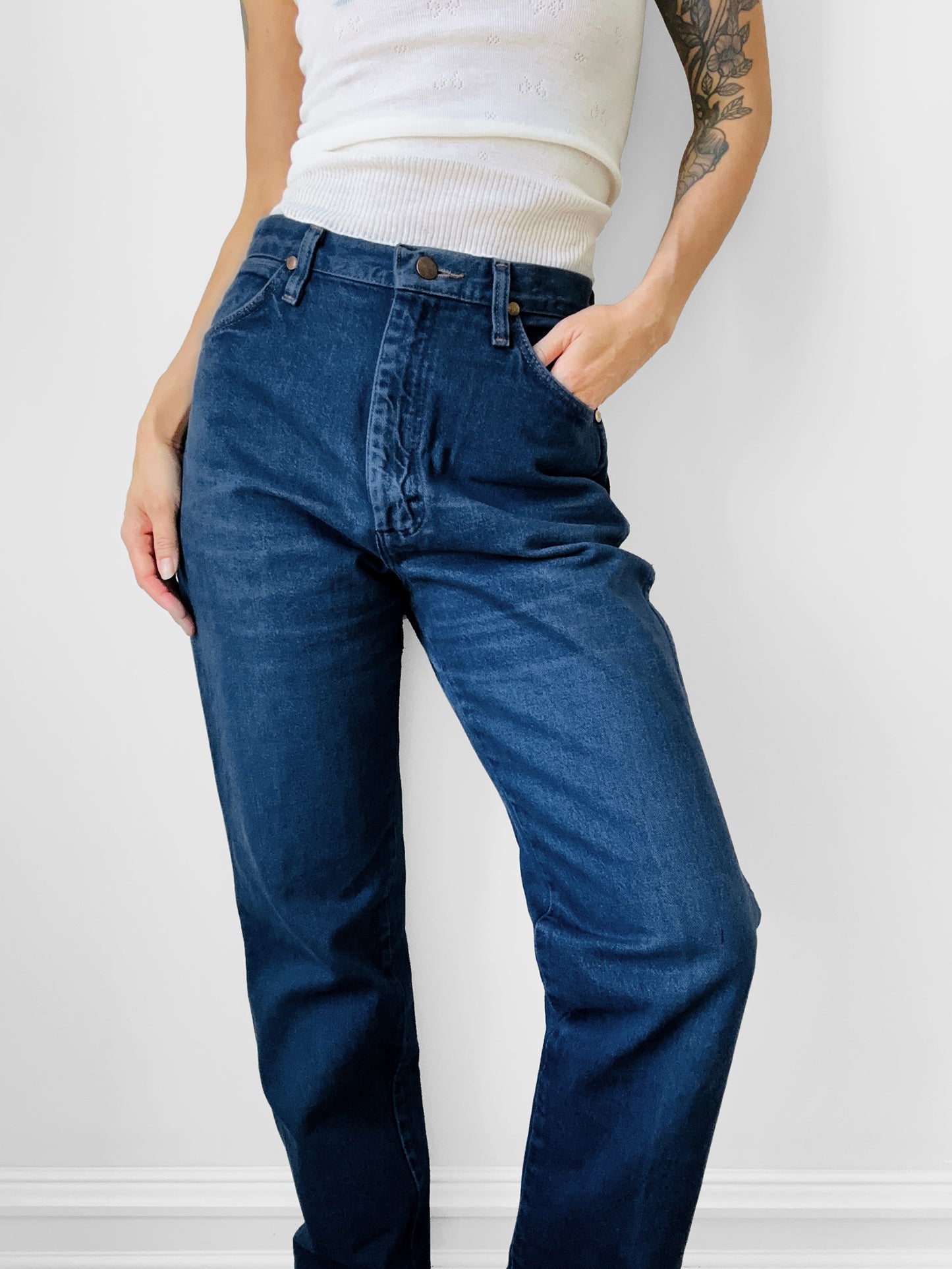 1990s Made in the USA Dark Blue Red Tab WRANGLER Straight Leg High-Waisted Mom Jeans - Waist 28