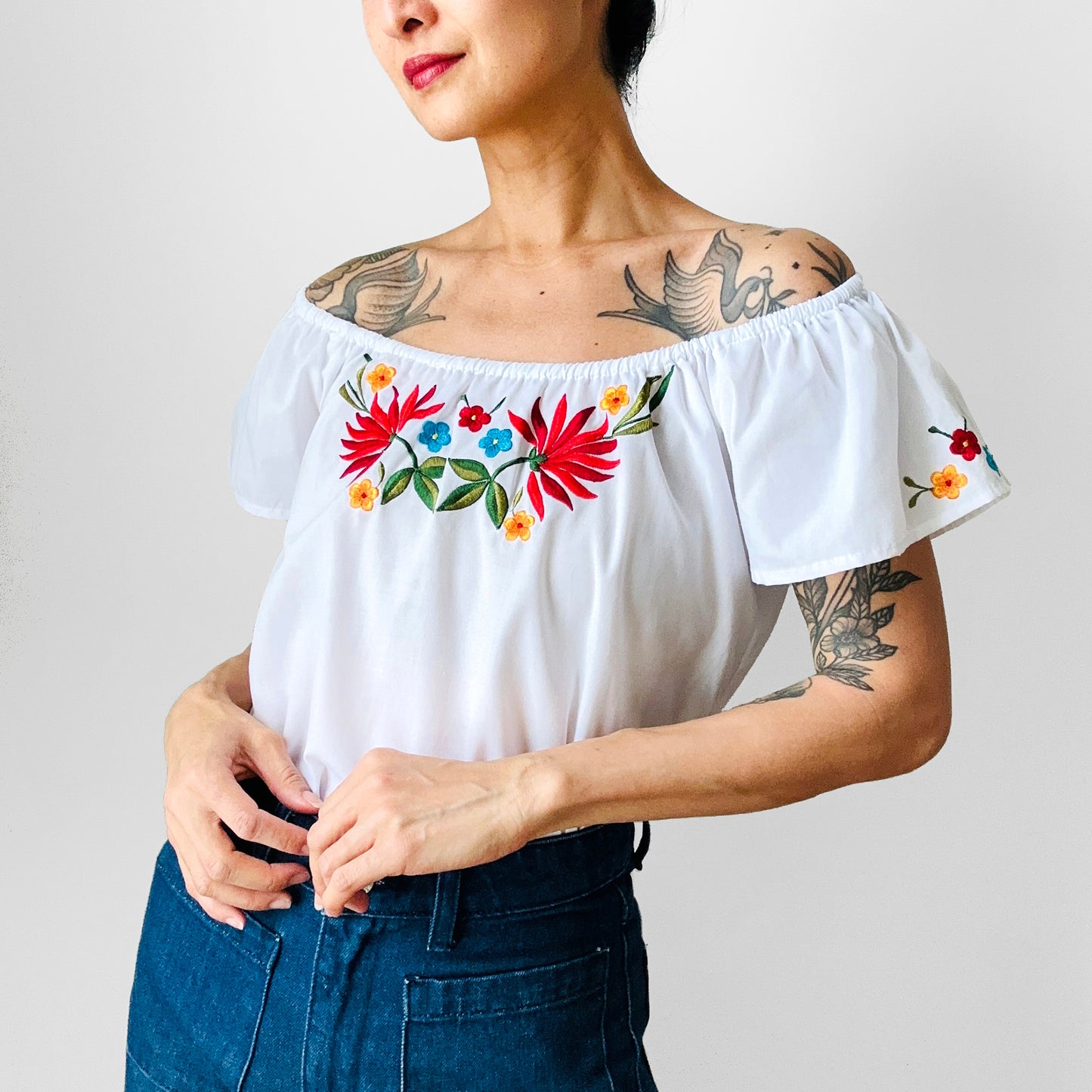 1970s Floral Embroidered White A-Line Cotton Mexican Boho Top - Sz. S