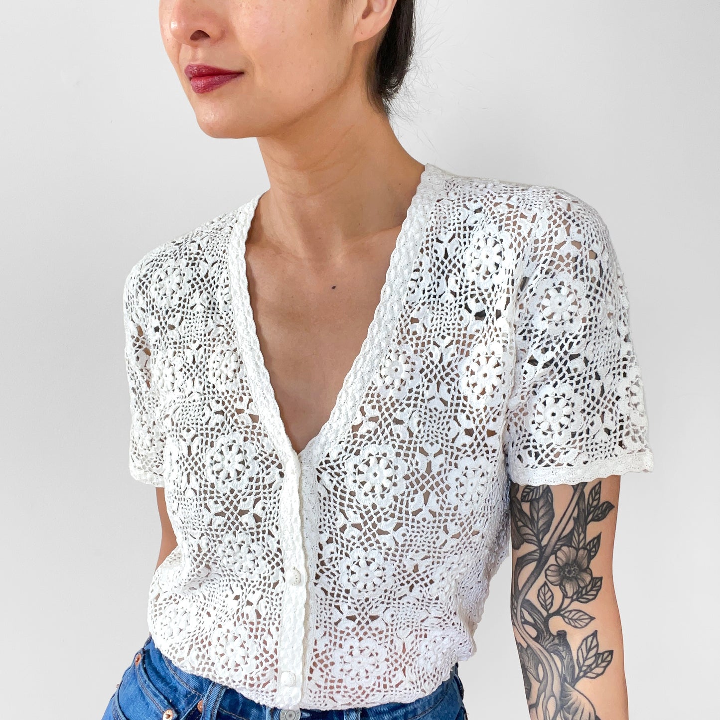 1970s Off-White Floral Crochet Button-Front Bohemian Short Sleeve Fitted Top