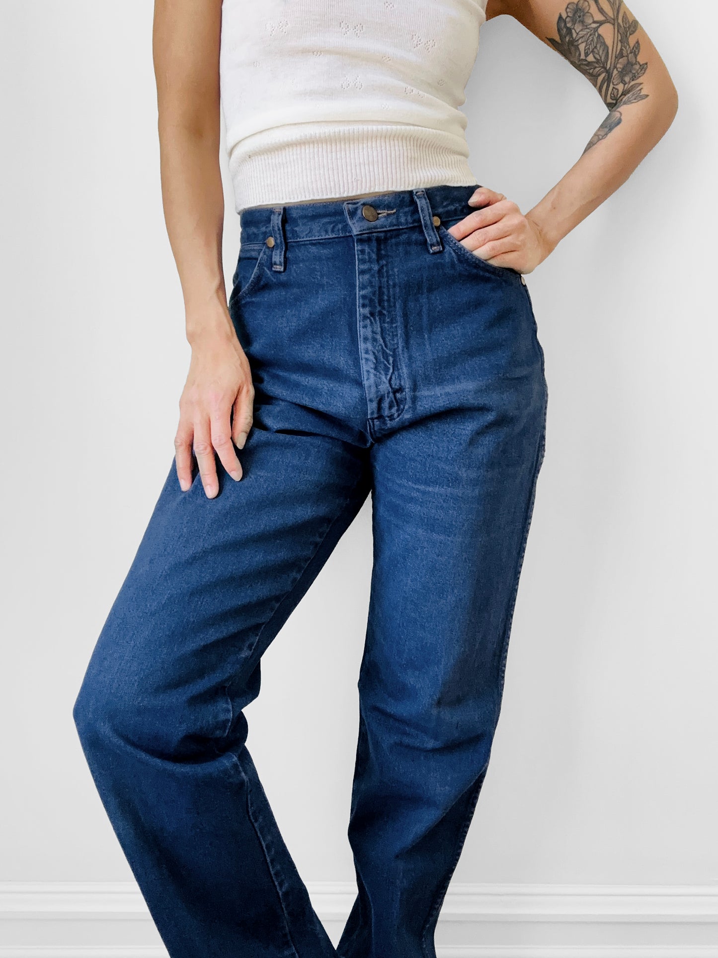 1990s Made in the USA Dark Blue Red Tab WRANGLER Straight Leg High-Waisted Mom Jeans - Waist 28