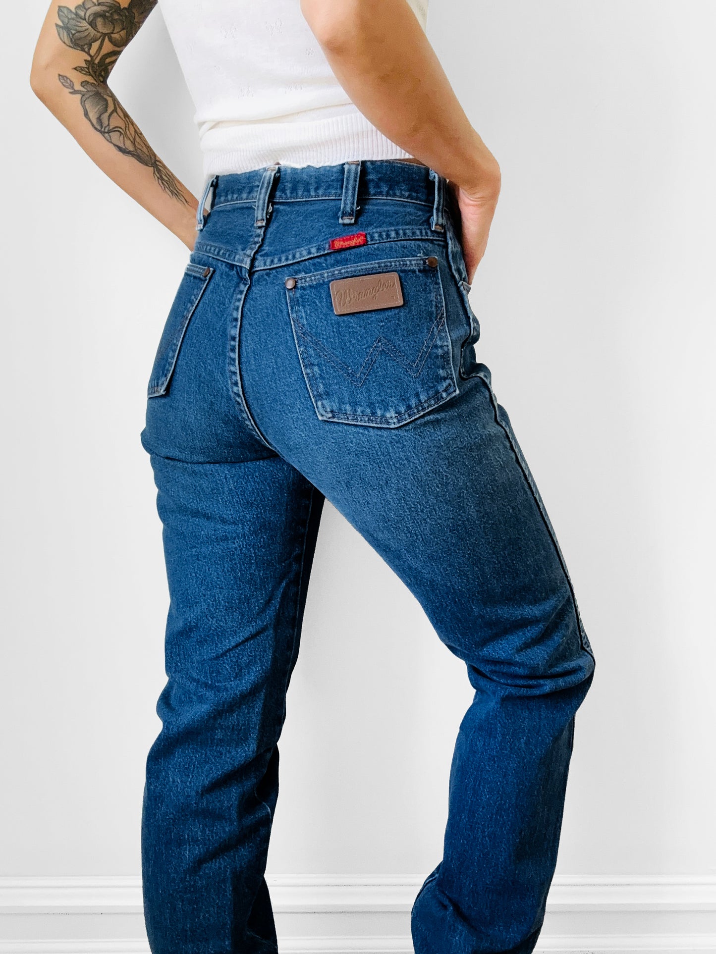 1980s - 1990s Made in the USA Medium Wash Red Tab High-Waisted Tapered Leg WRANGLER Denim Blue Jeans - Waist 28