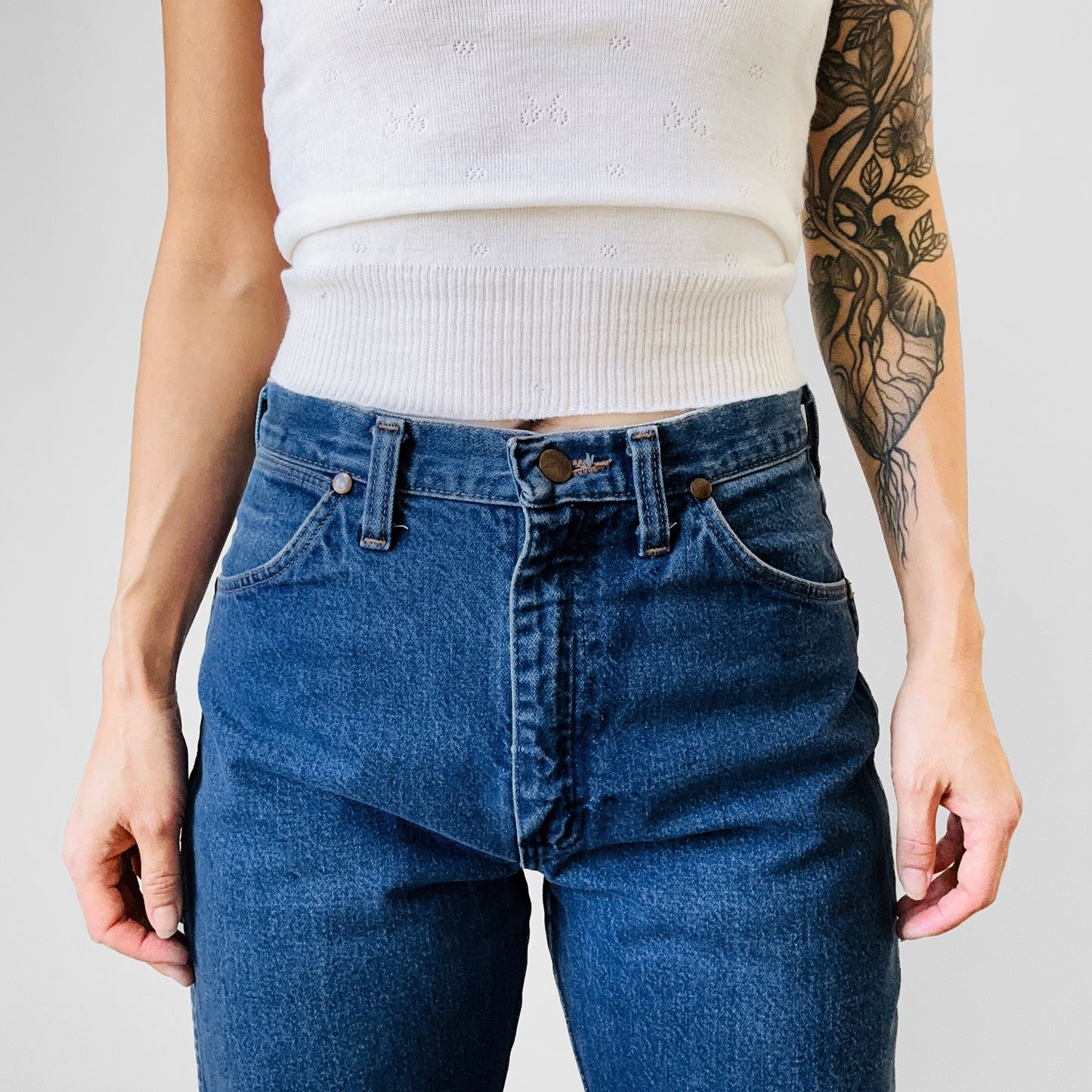 1980s - 1990s Made in the USA Medium Wash Red Tab High-Waisted Tapered Leg WRANGLER Denim Blue Jeans - Waist 28