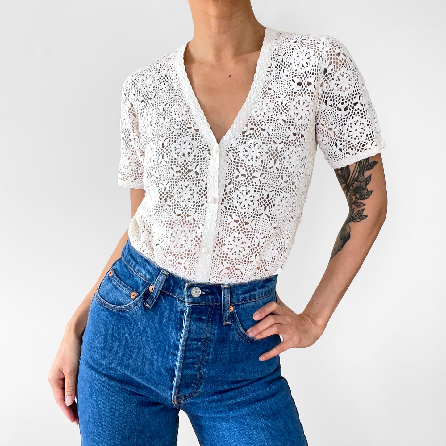 1970s Off-White Floral Crochet Button-Front Bohemian Short Sleeve Fitted Top