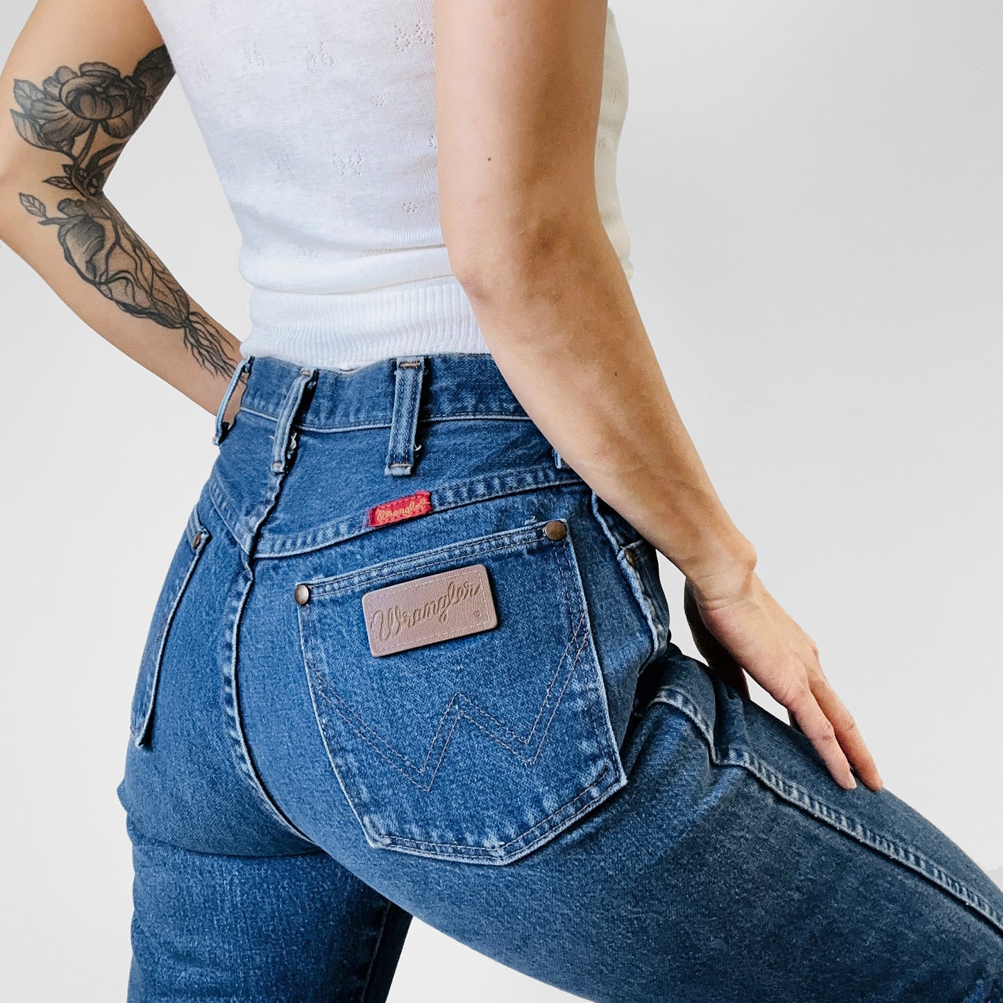 1980s - 1990s Made in the USA Medium Wash Red Tab High-Waisted Tapered Leg WRANGLER Denim Blue Jeans - Waist 28