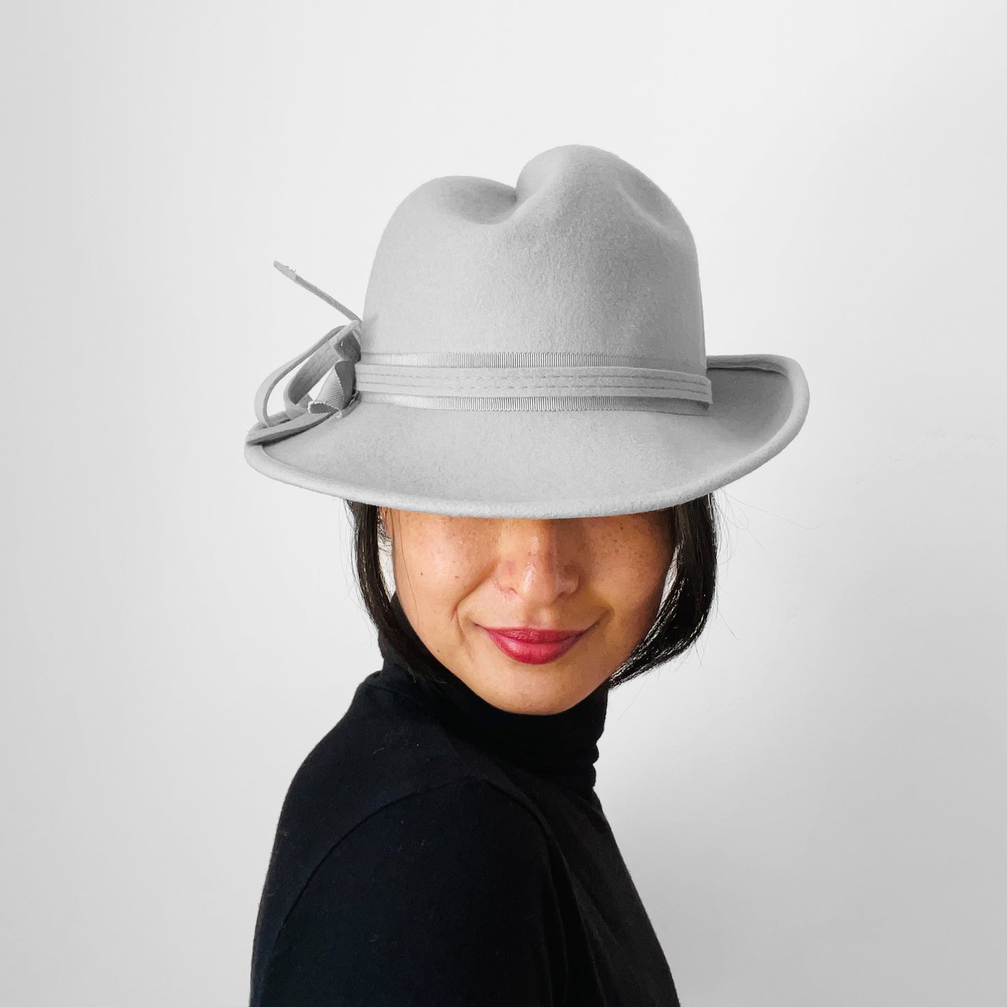 1960s Soft-Grey Felt Feathered Fedora - Sz. S