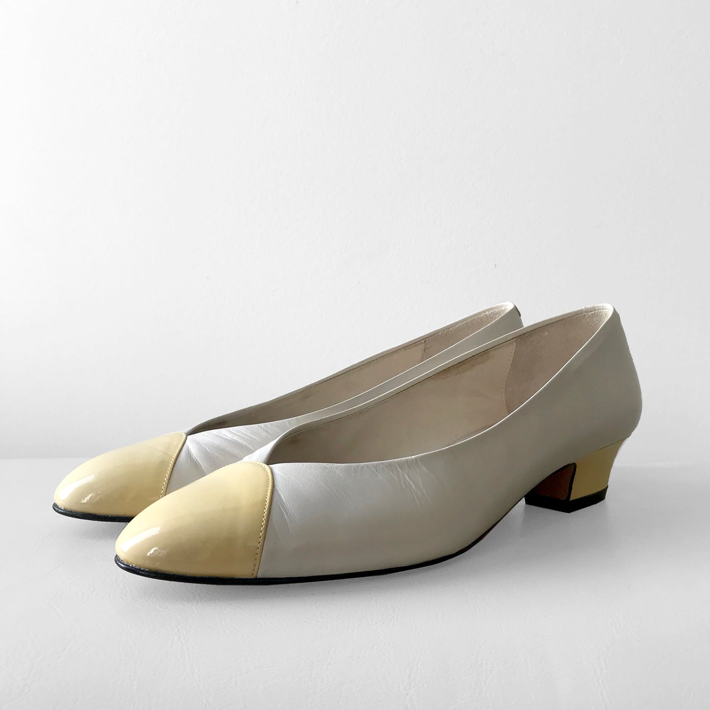 1980s Yellow-Tipped Off-White Pointed-Toe Low-Heeled Slip-On Shoe