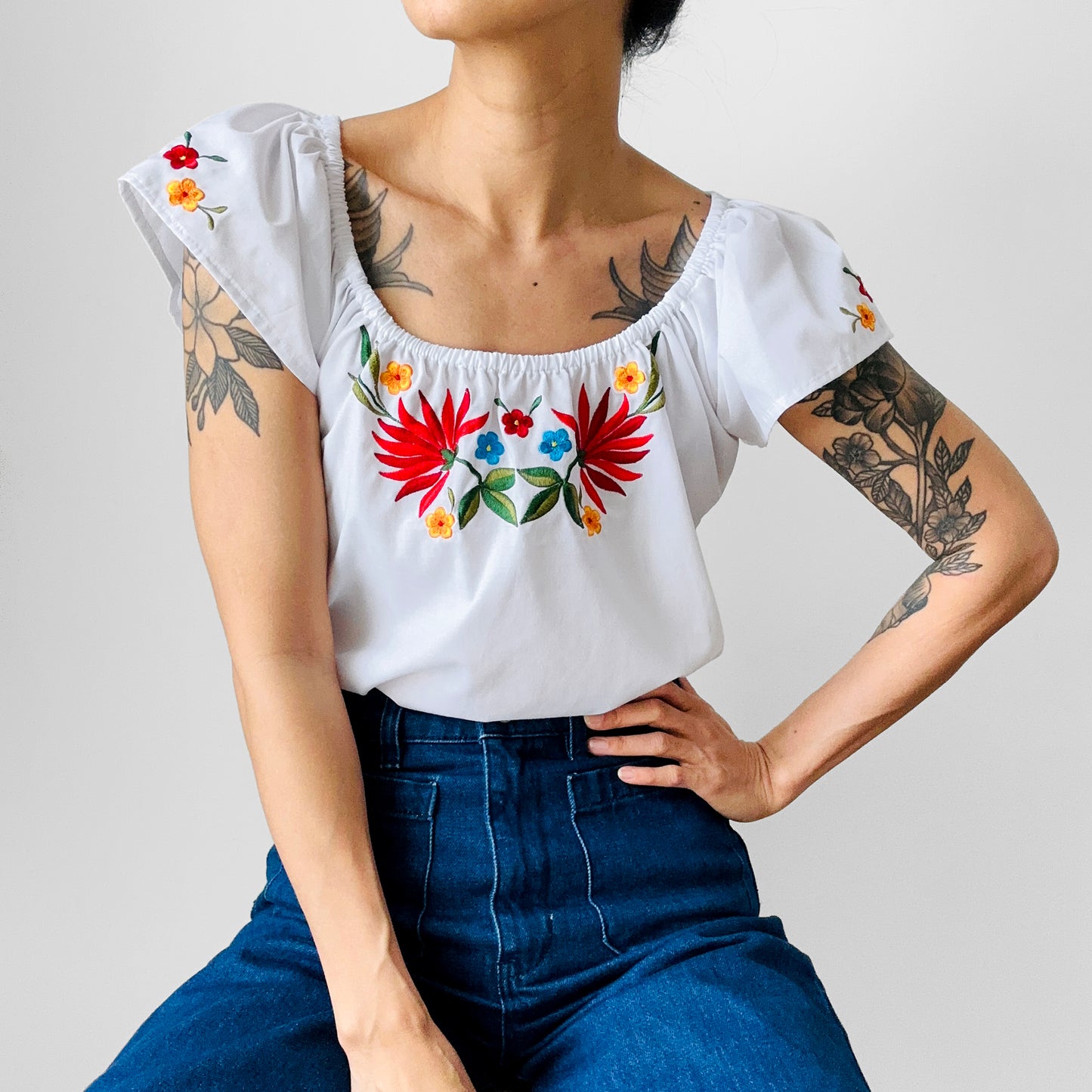 1970s Floral Embroidered White A-Line Cotton Mexican Boho Top - Sz. S