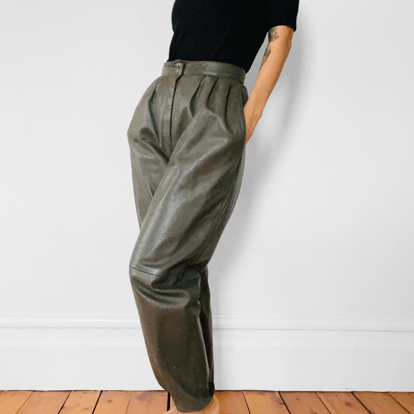 1980s Olive-Green Made in Canada High-Waisted Pleated Leather Tapered Trousers Pants