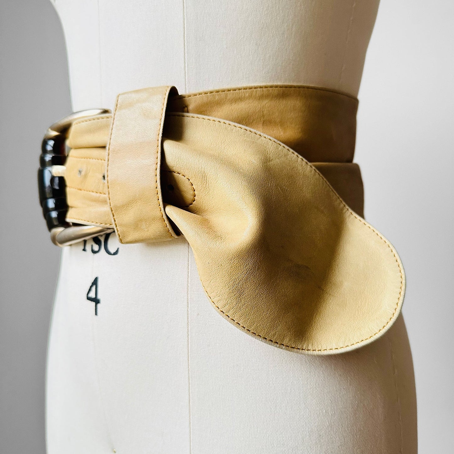 1980s Wide Tan Buttery Soft Leather Heavy Tortoiseshell Tarnished Silver Buckle Belt - Sz. 28-31