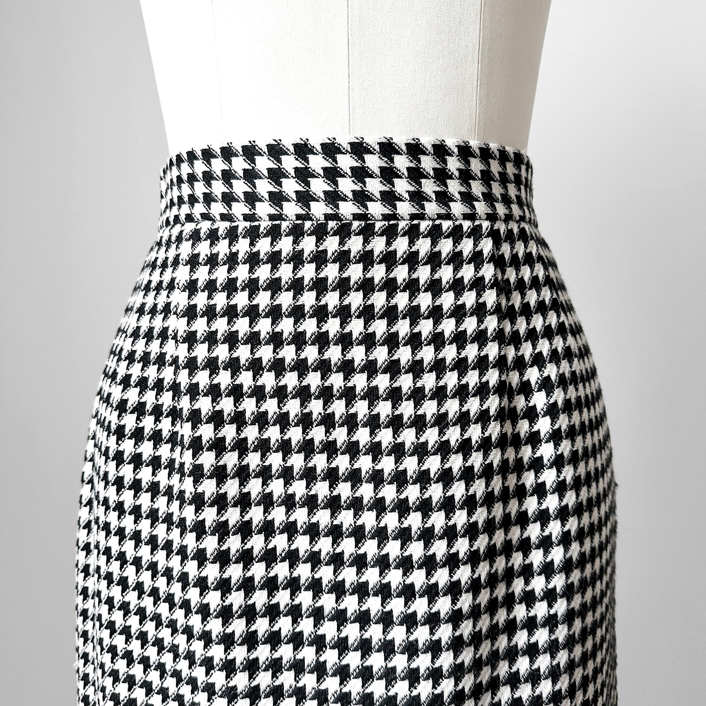 Black and Off-White Pure Virgin Wool Fitted Above-The-Knee Skirt - Sz. S / Waist 26