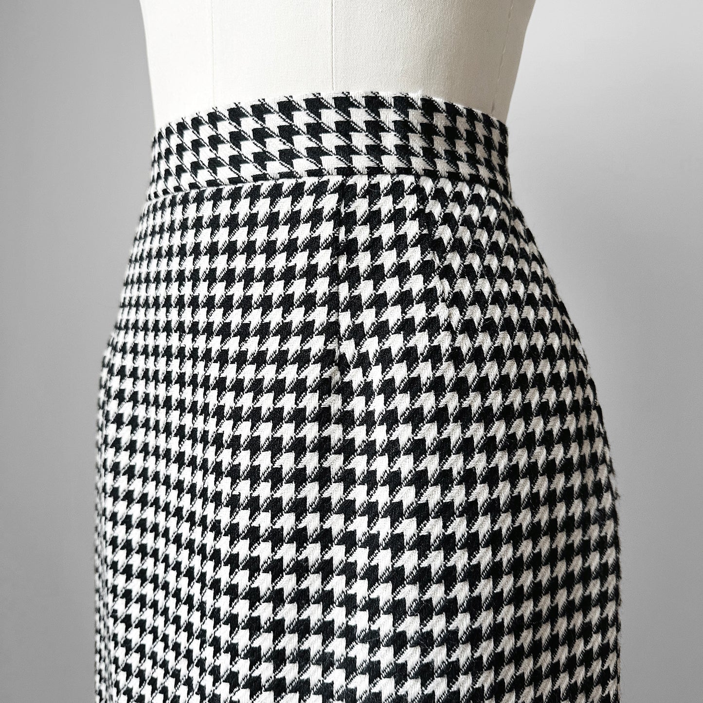 Black and Off-White Pure Virgin Wool Fitted Above-The-Knee Skirt - Sz. S / Waist 26