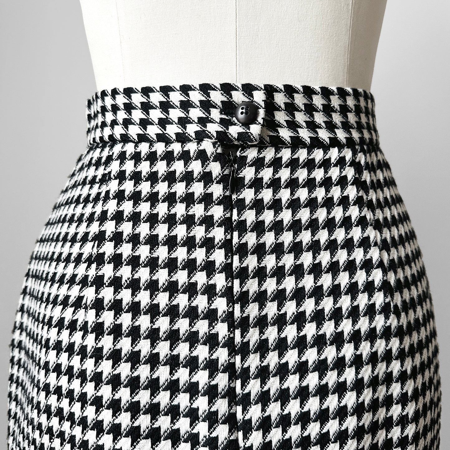 Black and Off-White Pure Virgin Wool Fitted Above-The-Knee Skirt - Sz. S / Waist 26