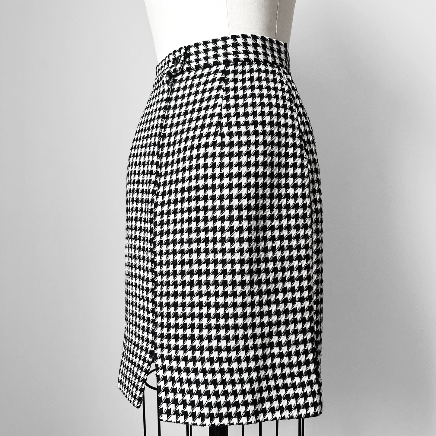 Black and Off-White Pure Virgin Wool Fitted Above-The-Knee Skirt - Sz. S / Waist 26