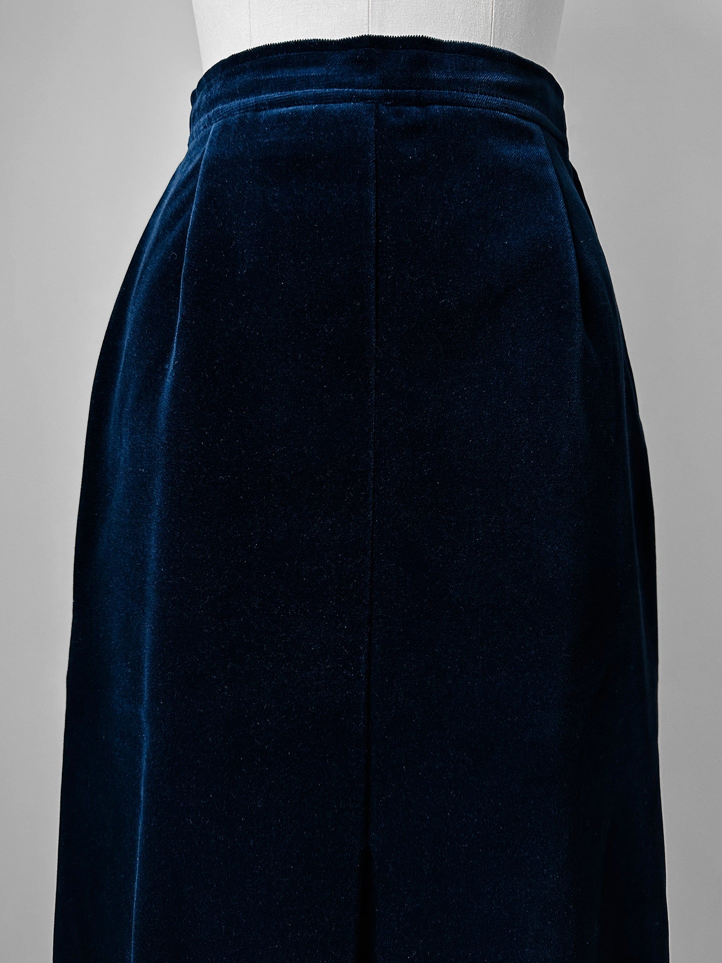 1960s-1970s Highland Queen Dark Blue Heavy Velvet A-Line Made in Canada Skirt - Waist 26