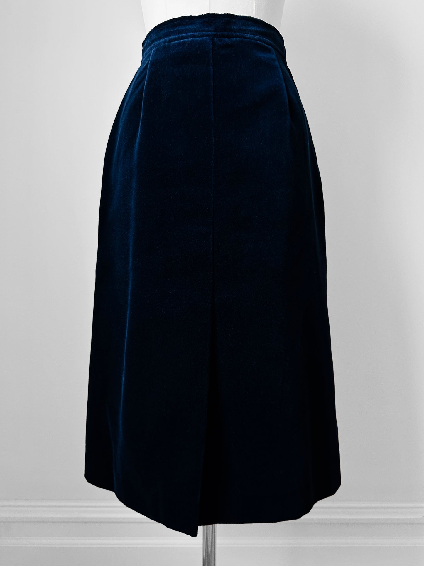 1960s-1970s Highland Queen Dark Blue Heavy Velvet A-Line Made in Canada Skirt - Waist 26