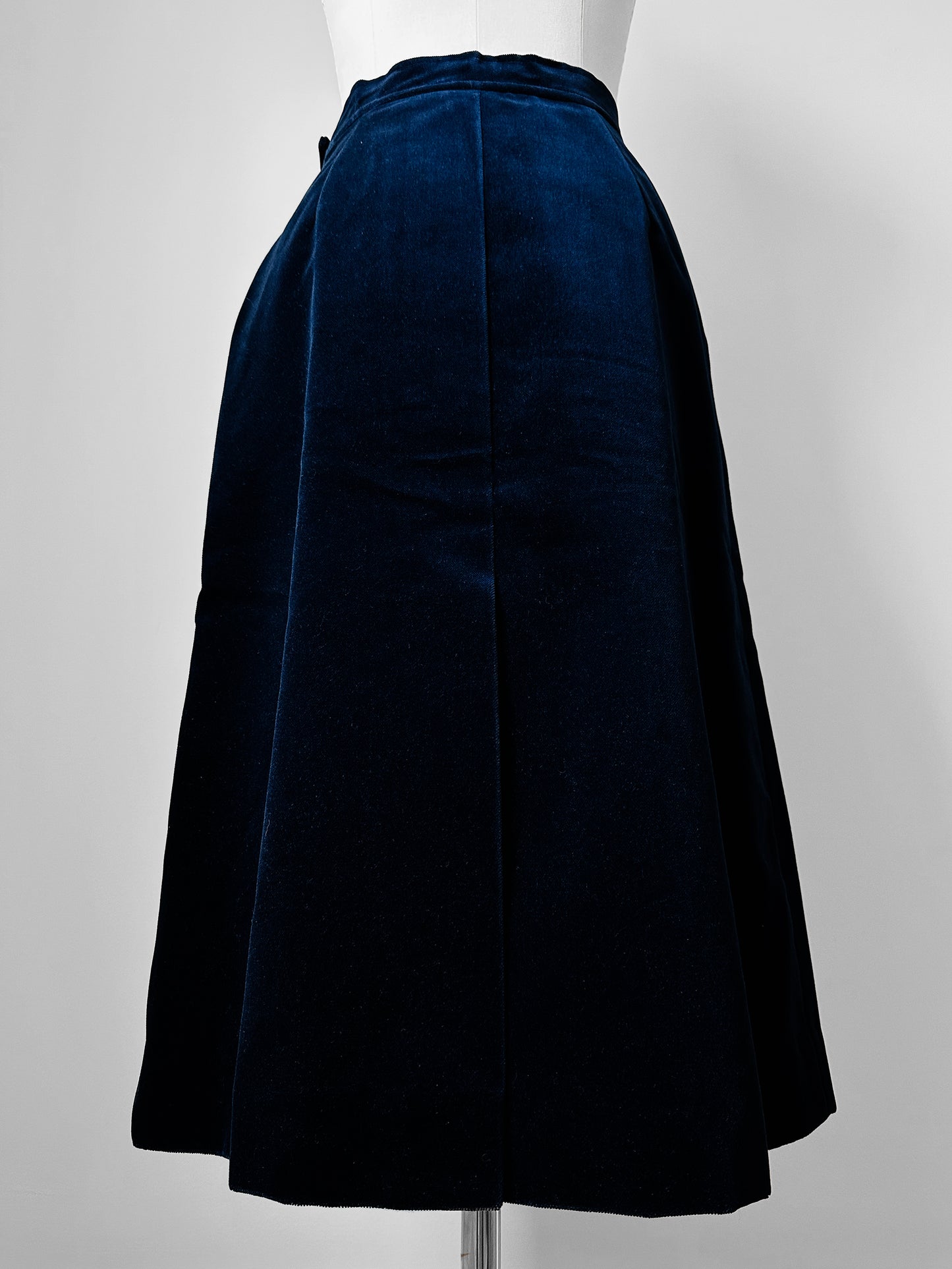 1960s-1970s Highland Queen Dark Blue Heavy Velvet A-Line Made in Canada Skirt - Waist 26