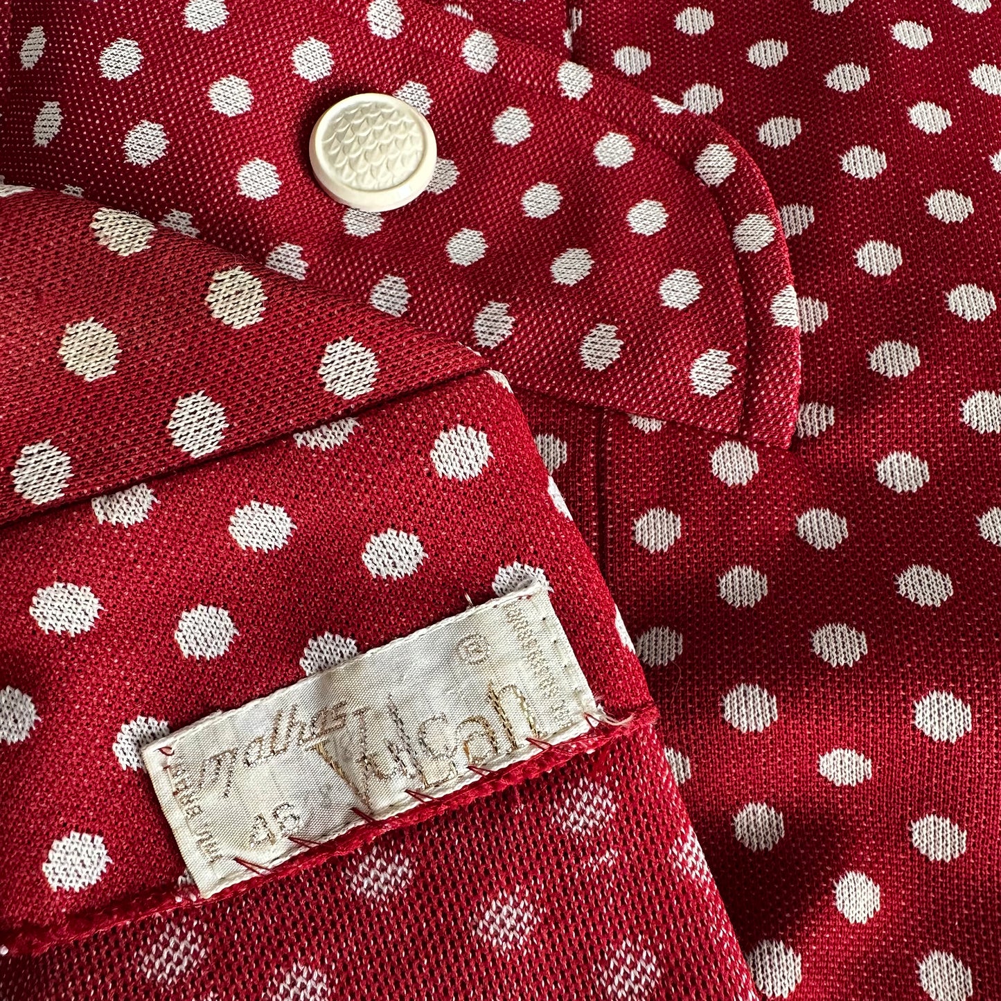 1970s Berry and White Polka Dot Button-Front Wide-Lapel Tapered Waist Short Sleeve Shirt - Sz. M