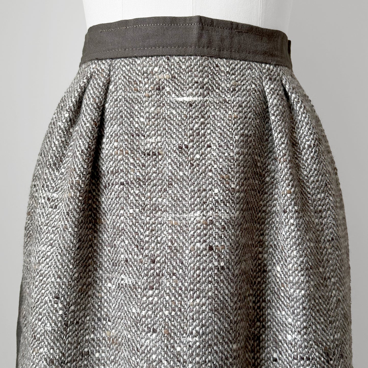 1970s-1980s Louise Feraud Grey Beige Taupe Piped Heavy Woven Wool Lined Fitted Skirt - Waist 25.5