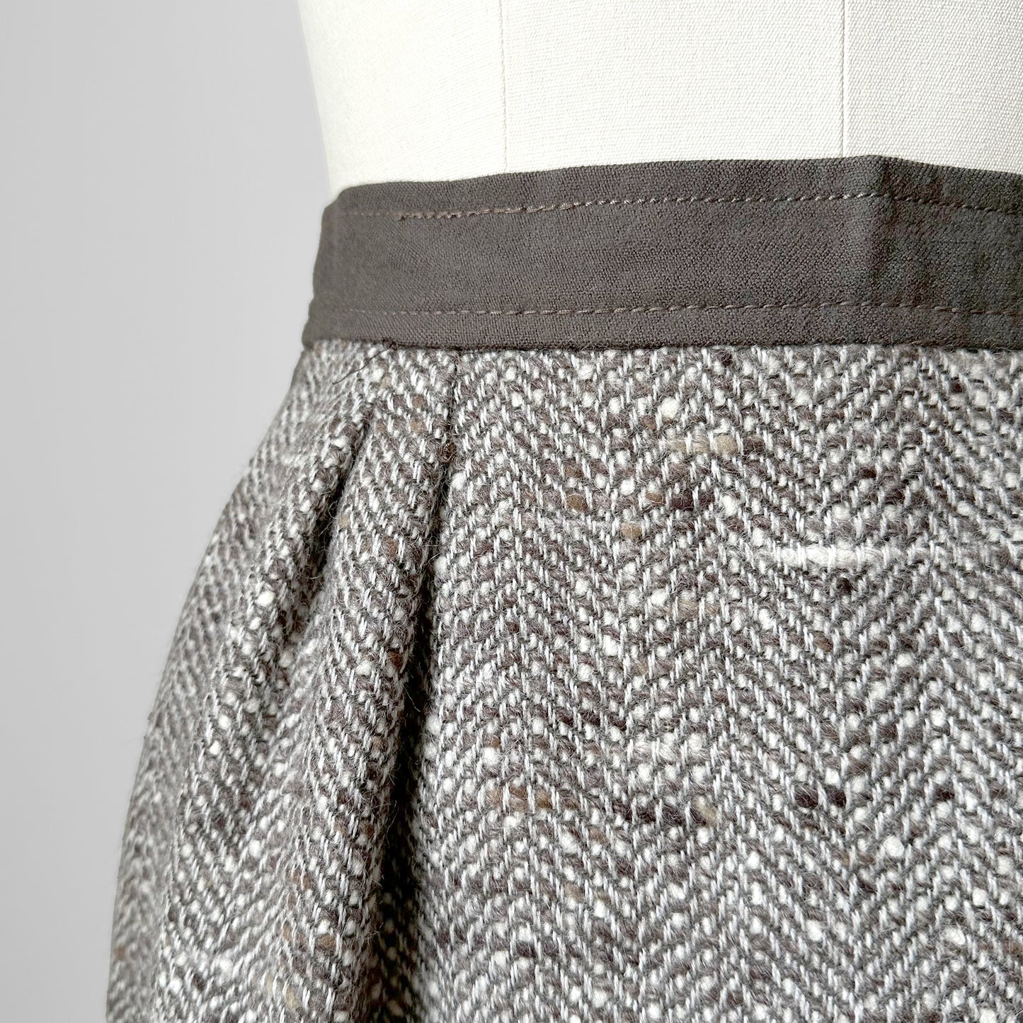 1970s-1980s Louise Feraud Grey Beige Taupe Piped Heavy Woven Wool Lined Fitted Skirt - Waist 25.5