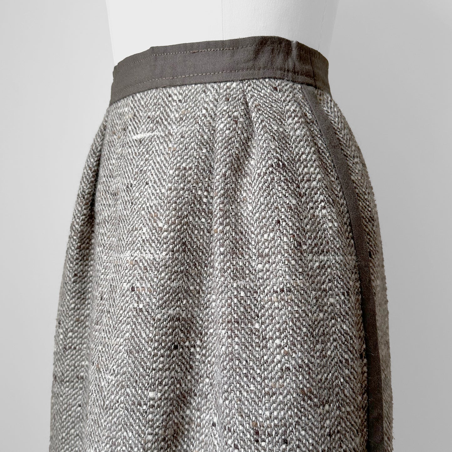 1970s-1980s Louise Feraud Grey Beige Taupe Piped Heavy Woven Wool Lined Fitted Skirt - Waist 25.5