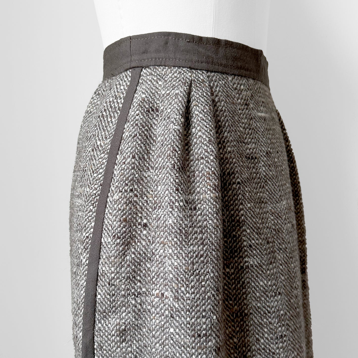 1970s-1980s Louise Feraud Grey Beige Taupe Piped Heavy Woven Wool Lined Fitted Skirt - Waist 25.5