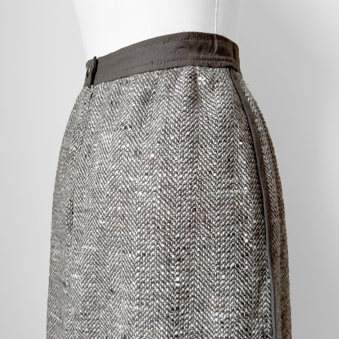 1970s-1980s Louise Feraud Grey Beige Taupe Piped Heavy Woven Wool Lined Fitted Skirt - Waist 25.5