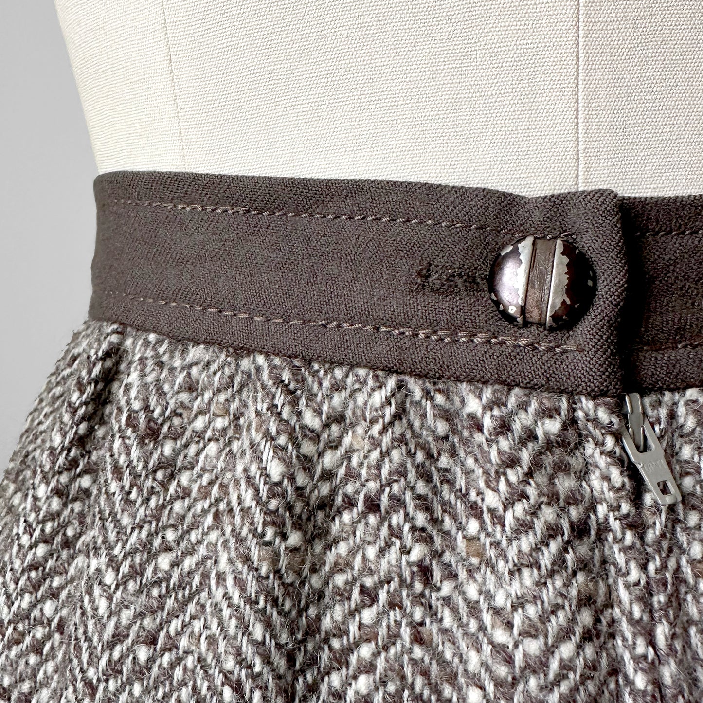 1970s-1980s Louise Feraud Grey Beige Taupe Piped Heavy Woven Wool Lined Fitted Skirt - Waist 25.5