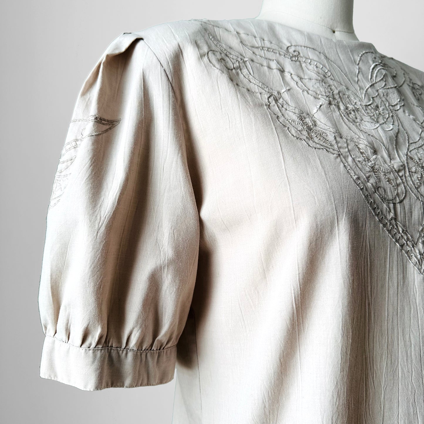 1980s Beige Taupe Grey Embroidered Puff Sleeve Cotton Blouse Top - S/M