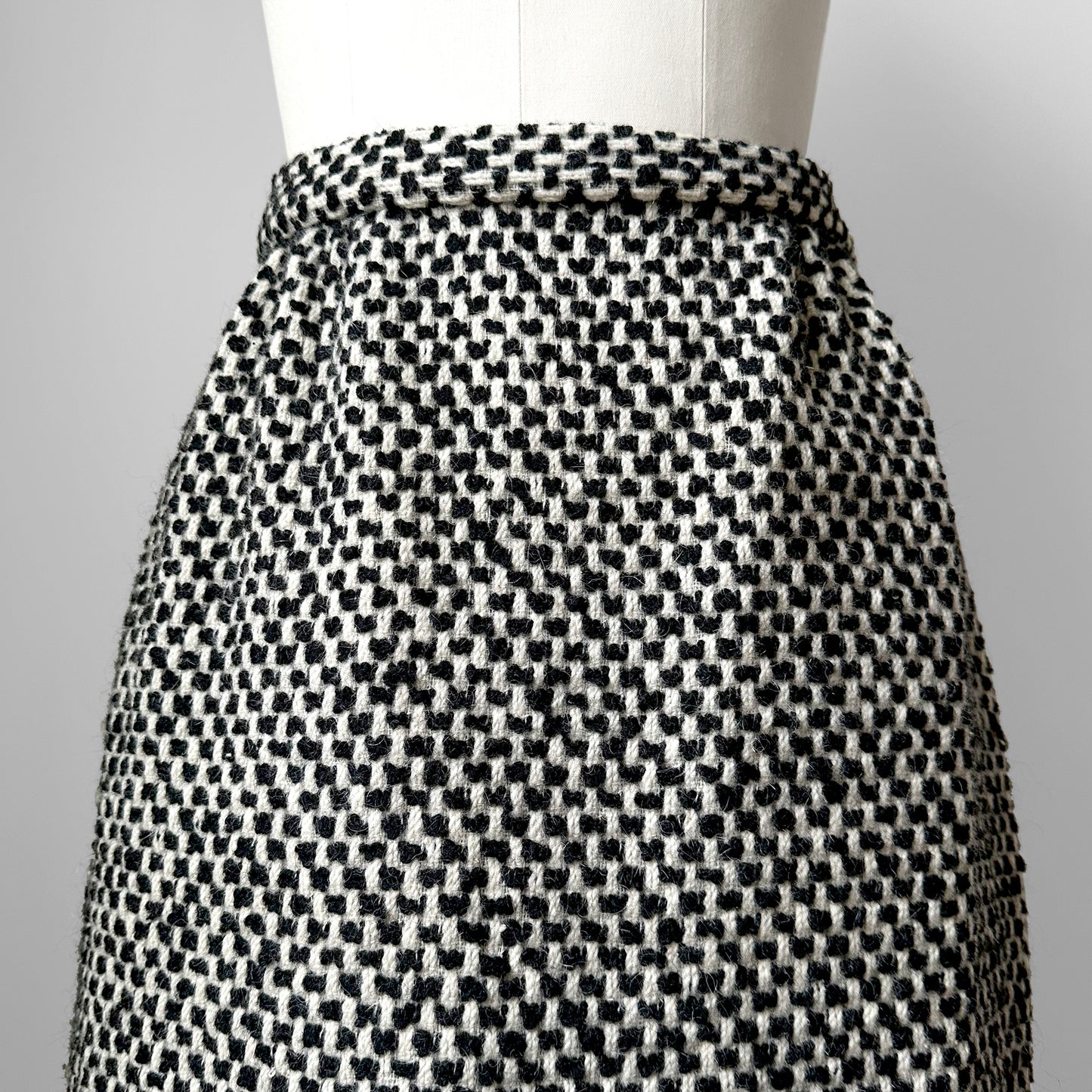 1960s Black and White Woven Heavy Wool Knee Length Skirt - Waist 26