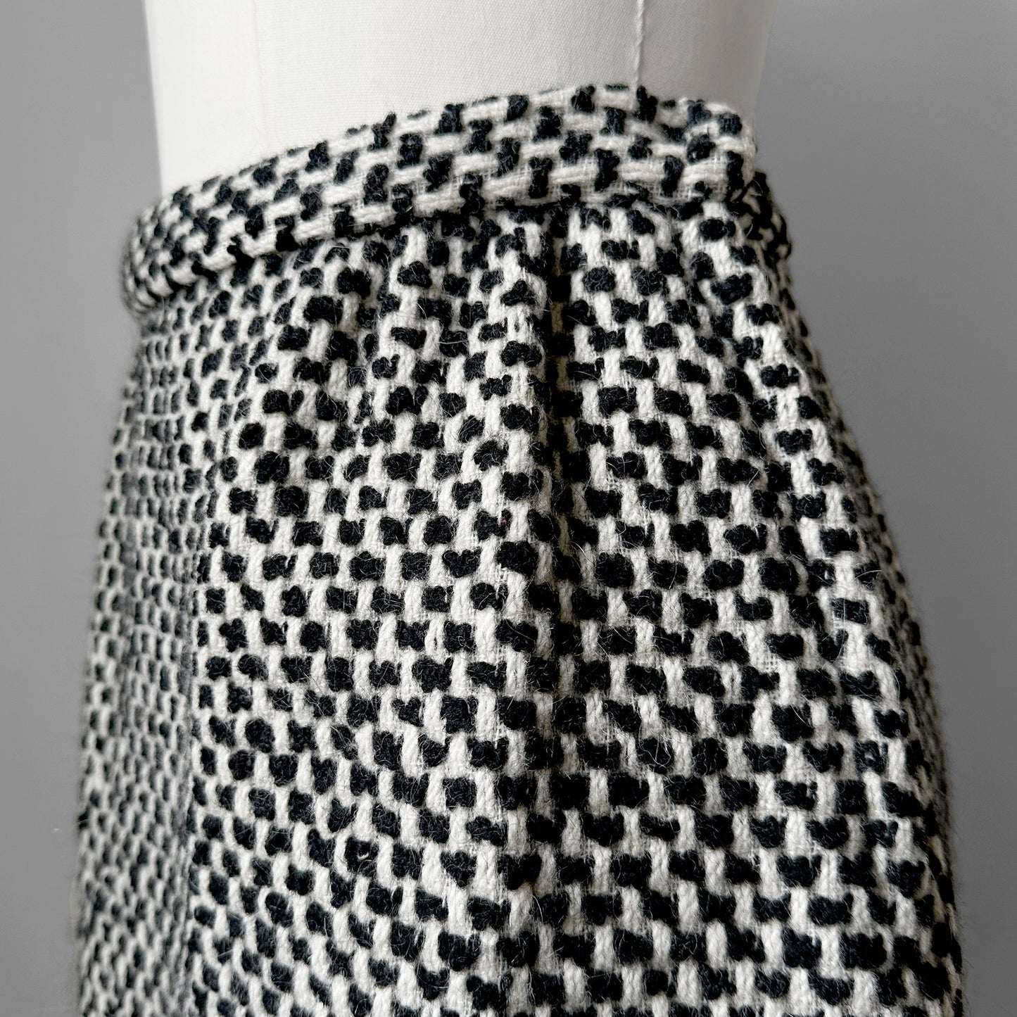 1960s Black and White Woven Heavy Wool Knee Length Skirt - Waist 26