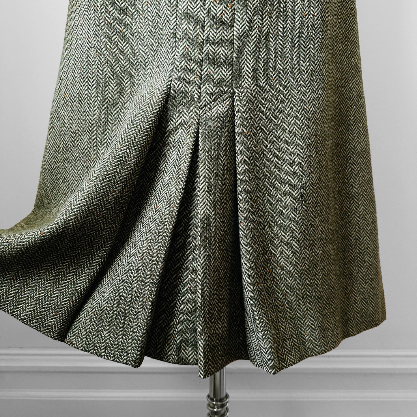 1960s Sage Green Wool Tweed Inverted Pleat A-Line Midi Length Skirt - Waist 26