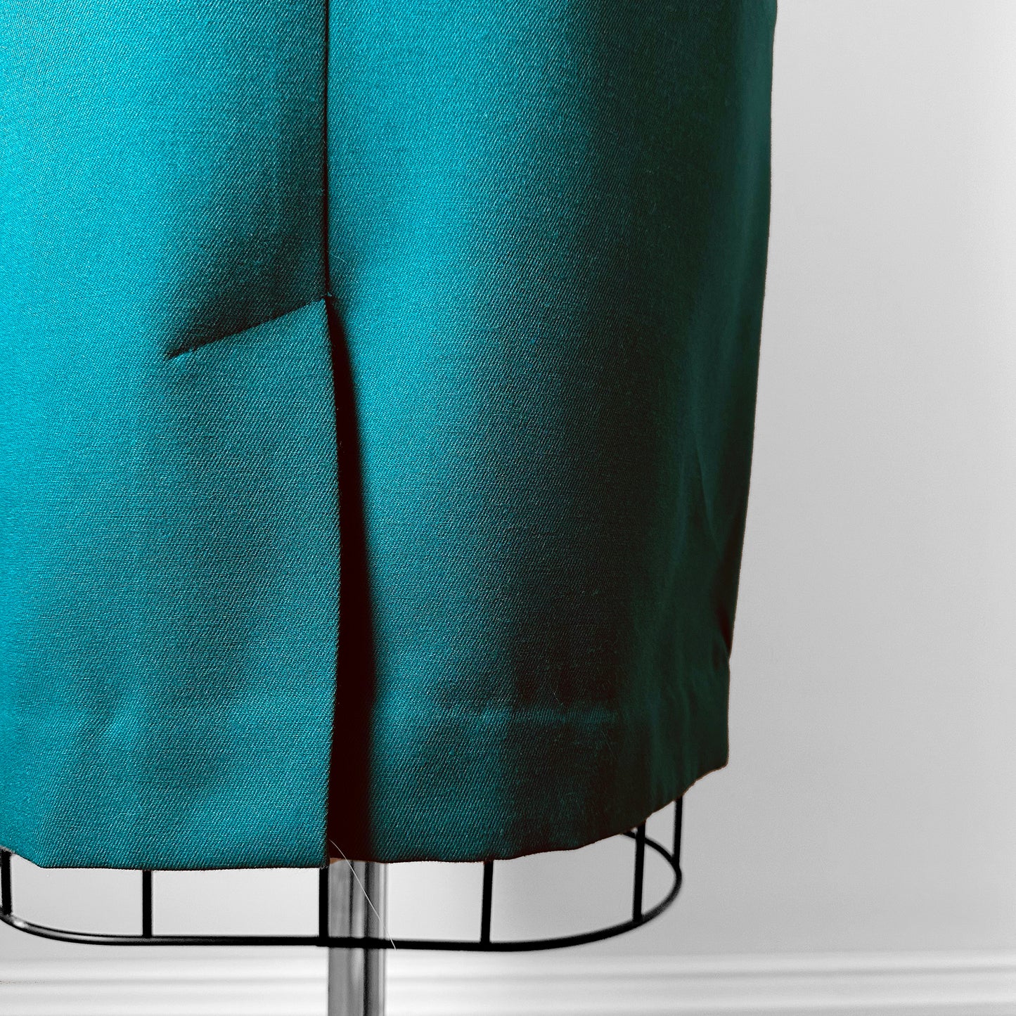 1980s High-Waisted Green Belted Fitted Knee-Length Skirt - Waist 28