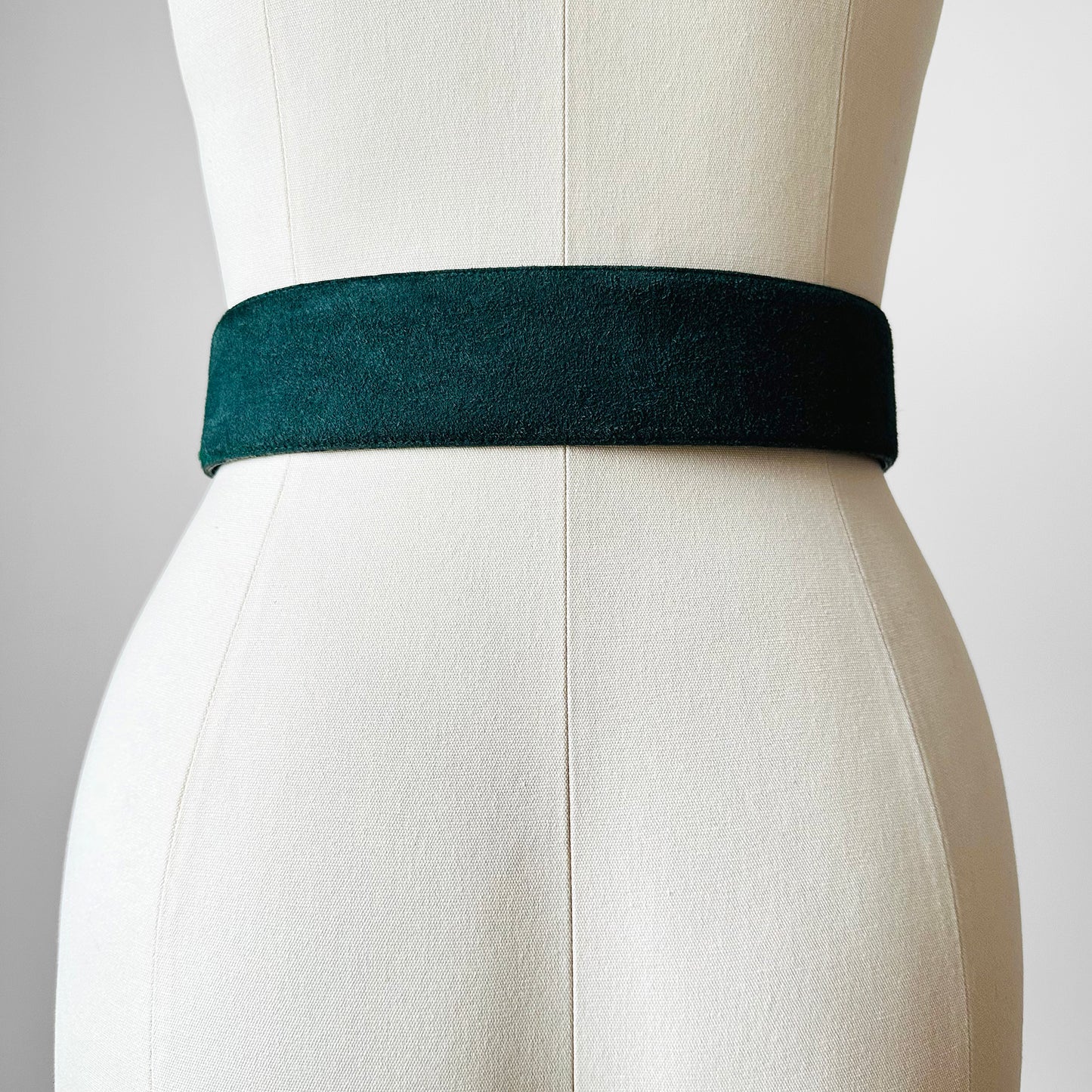 1980s Hunter Green Structured Wide Textured Leather and Suede Belt - Waist 25.5 - 29.5