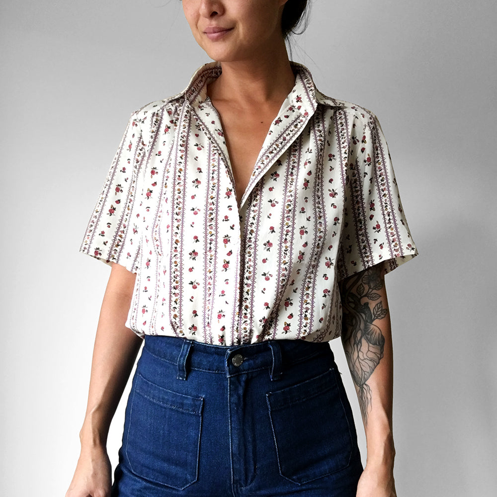 1970s Off-White Floral Rose Patterned Short Sleeve Collared Blouse