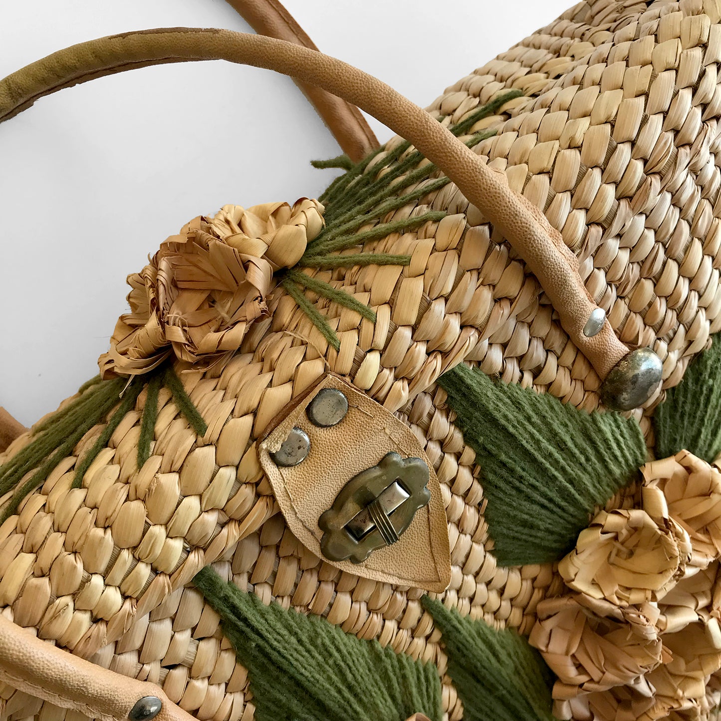 1950s - 1960s Mid-Century Floral and Leaf Woven Straw Basket Handbag