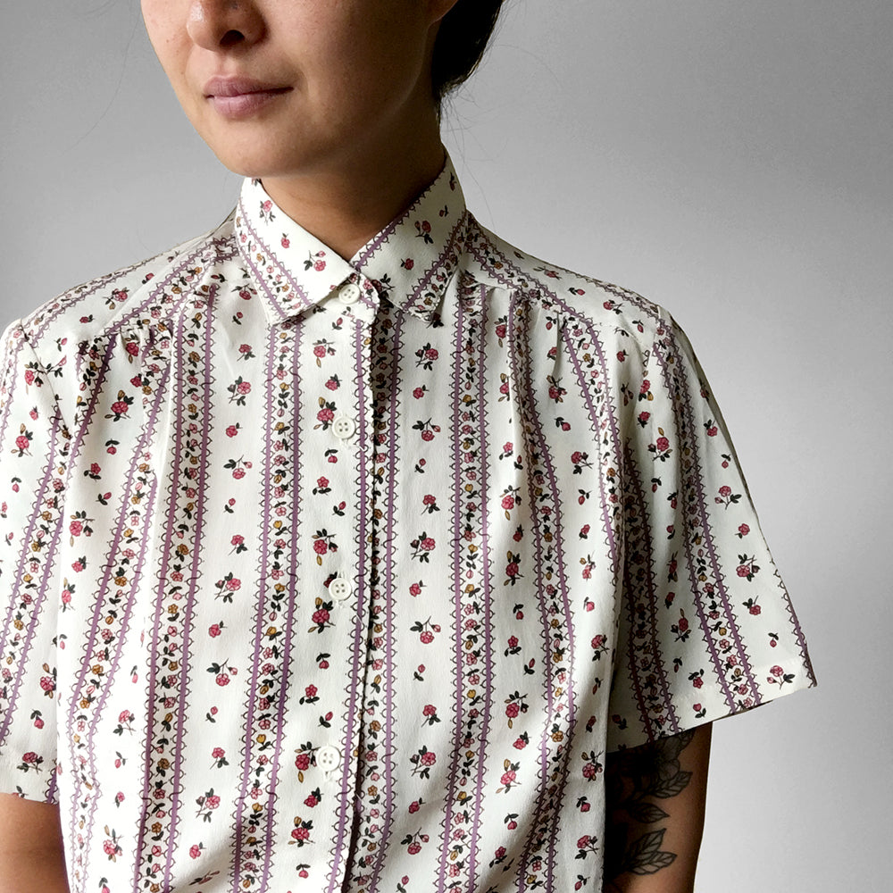 1970s Off-White Floral Rose Patterned Short Sleeve Collared Blouse