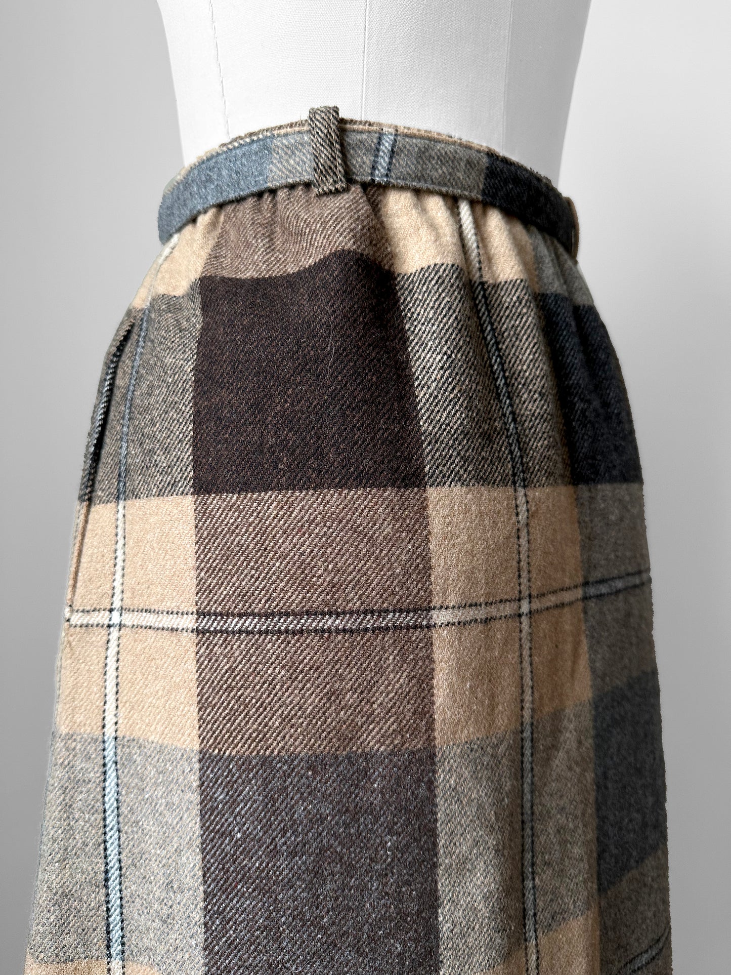 1960-1970s Brown Beige Grey Plaid Elastic Waist Wool Belted Skirt - Waist 26-30