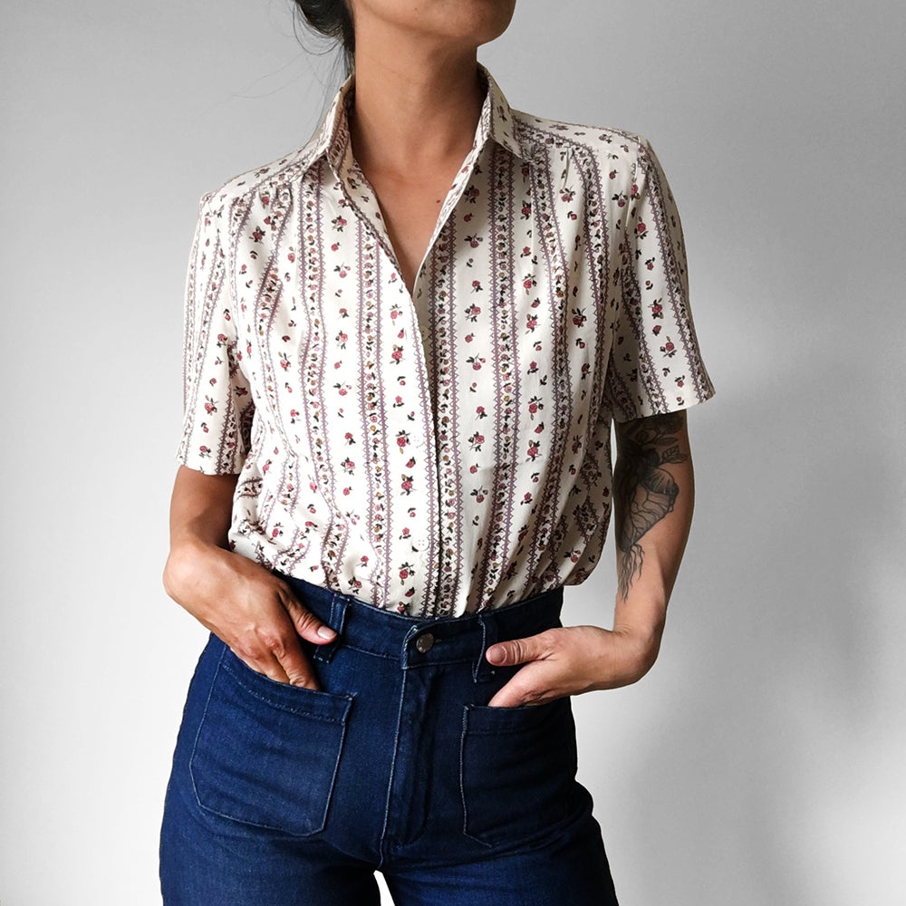 1970s Off-White Floral Rose Patterned Short Sleeve Collared Blouse