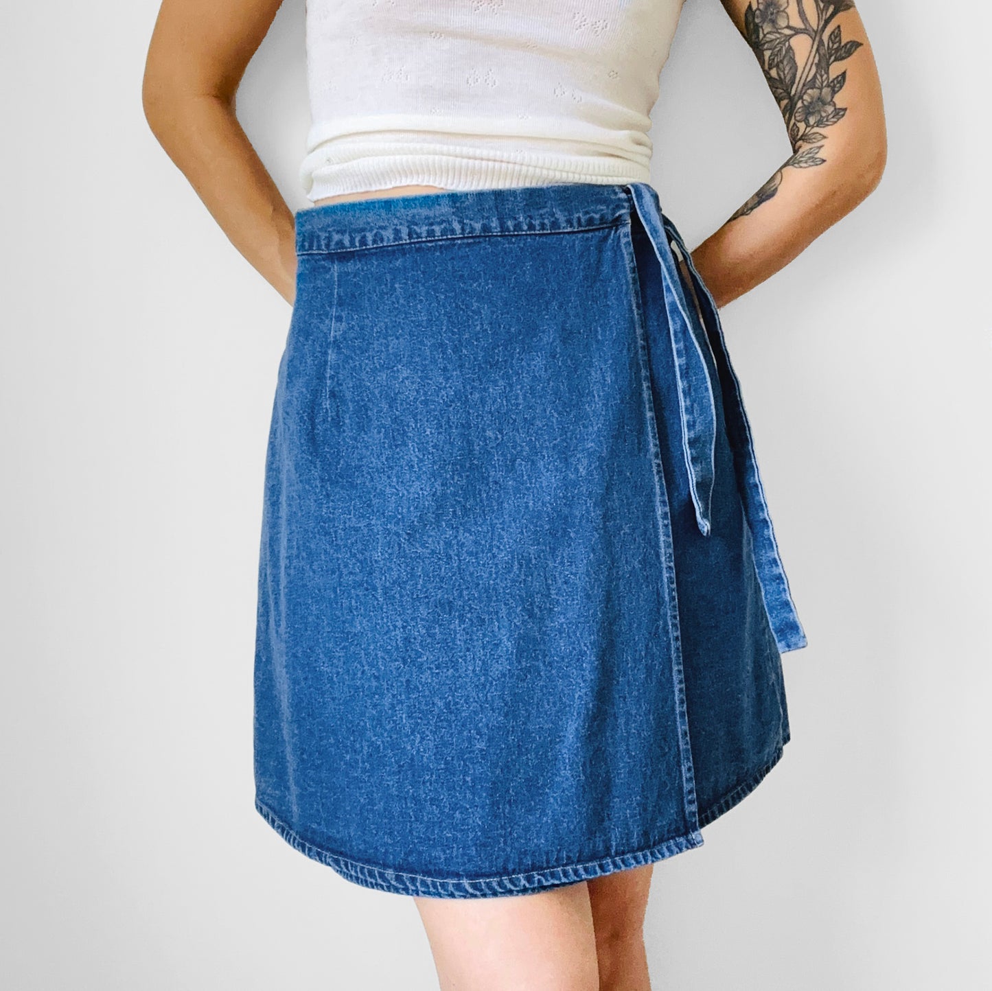 1990s High-Waisted A-Line Denim Jean Above-The-Knee Wrap Skirt - Waist 29