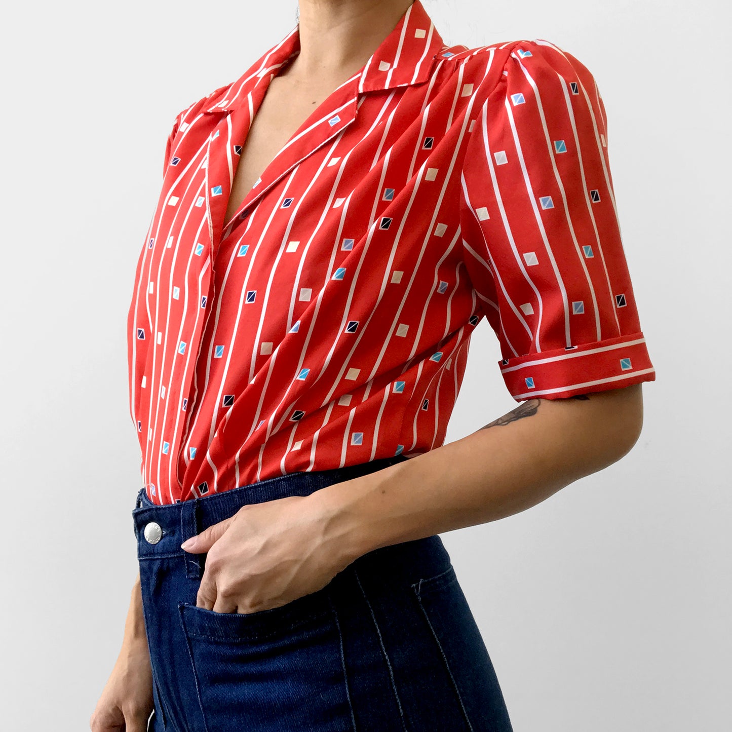 1970s Red Patterned Striped Short-Sleeve Collared Button-Front Shirtv