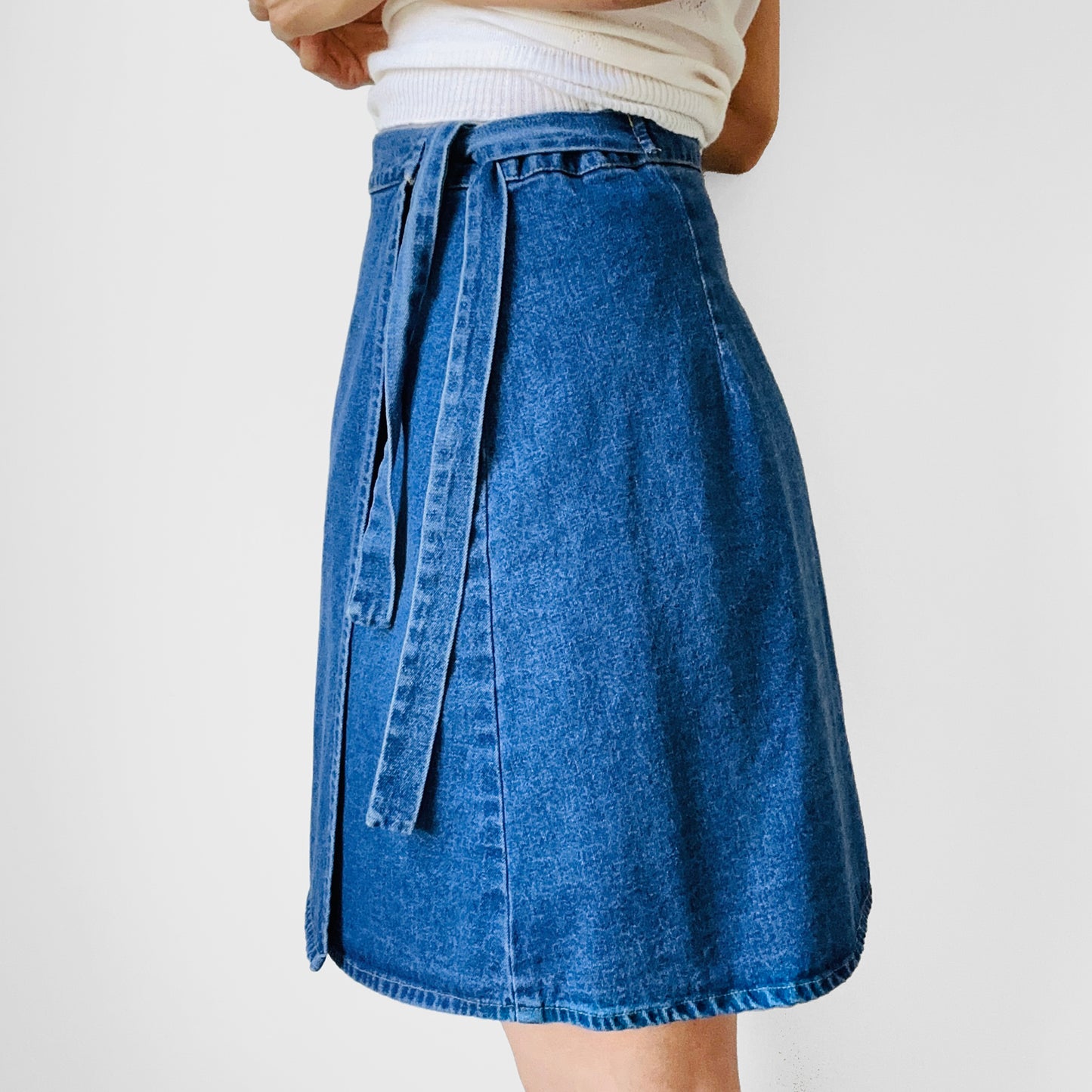 1990s High-Waisted A-Line Denim Jean Above-The-Knee Wrap Skirt - Waist 29