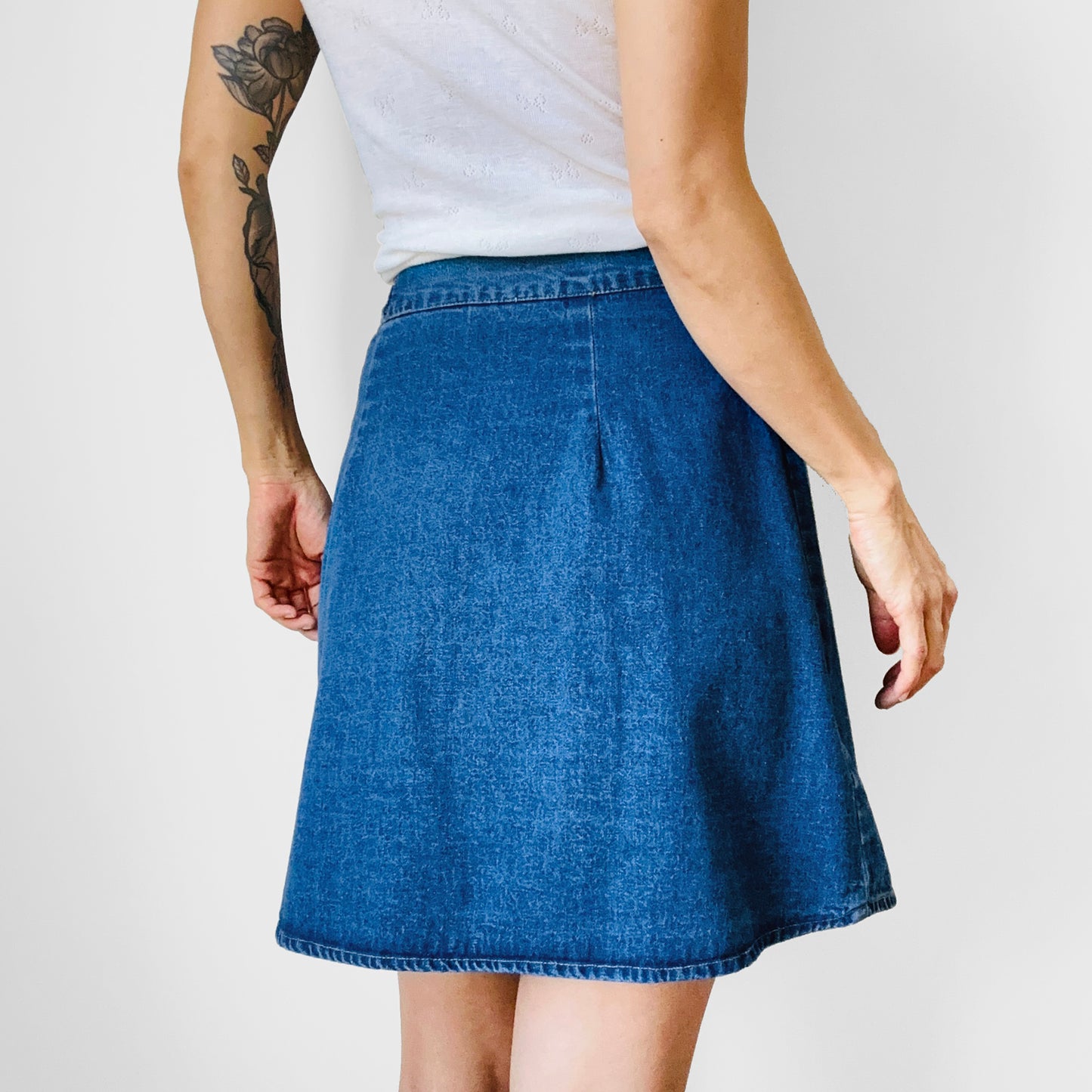 1990s High-Waisted A-Line Denim Jean Above-The-Knee Wrap Skirt - Waist 29