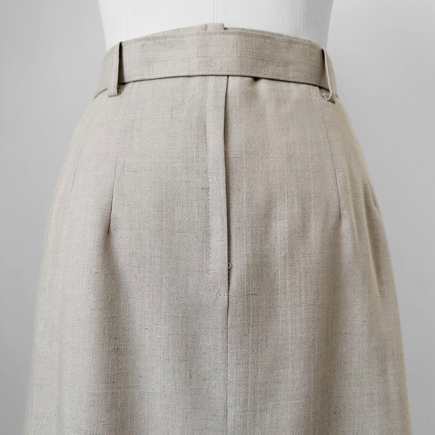 1980s Made in Canada Oatmeal Linen Blend Belted High-Waisted Button-Back Skirt - Waist 32