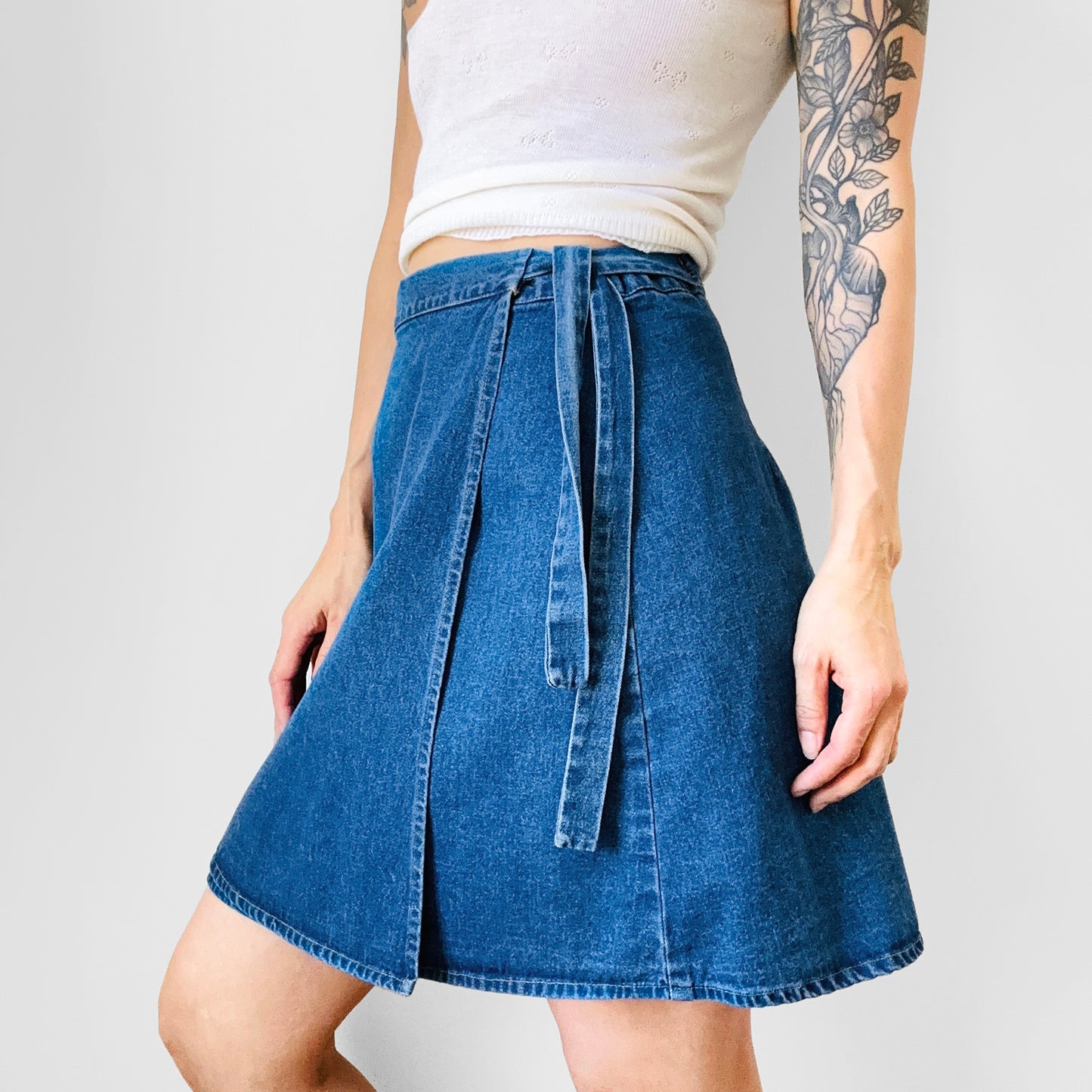 1990s High-Waisted A-Line Denim Jean Above-The-Knee Wrap Skirt - Waist 29