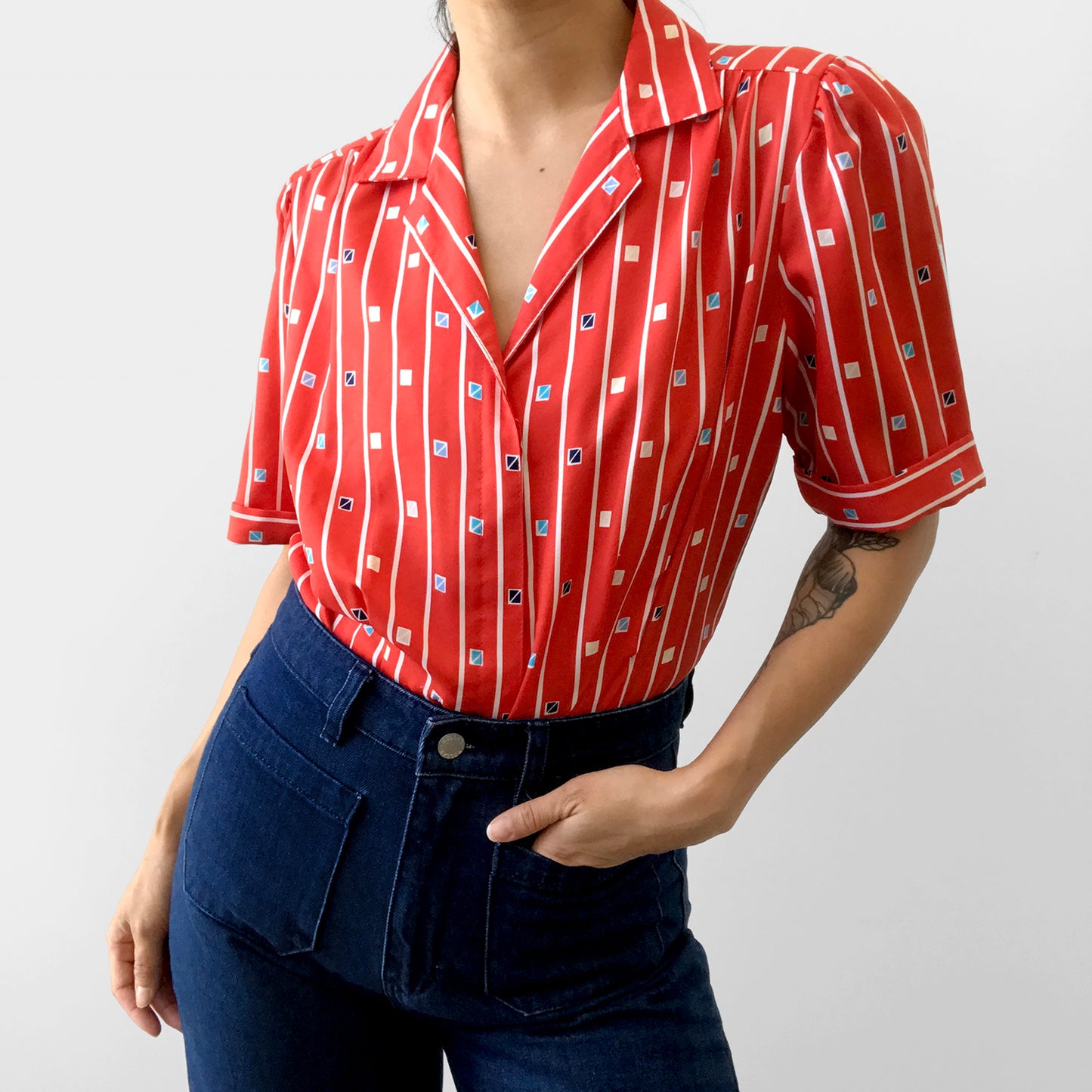 1970s Red Patterned Striped Short-Sleeve Collared Button-Front Shirtv