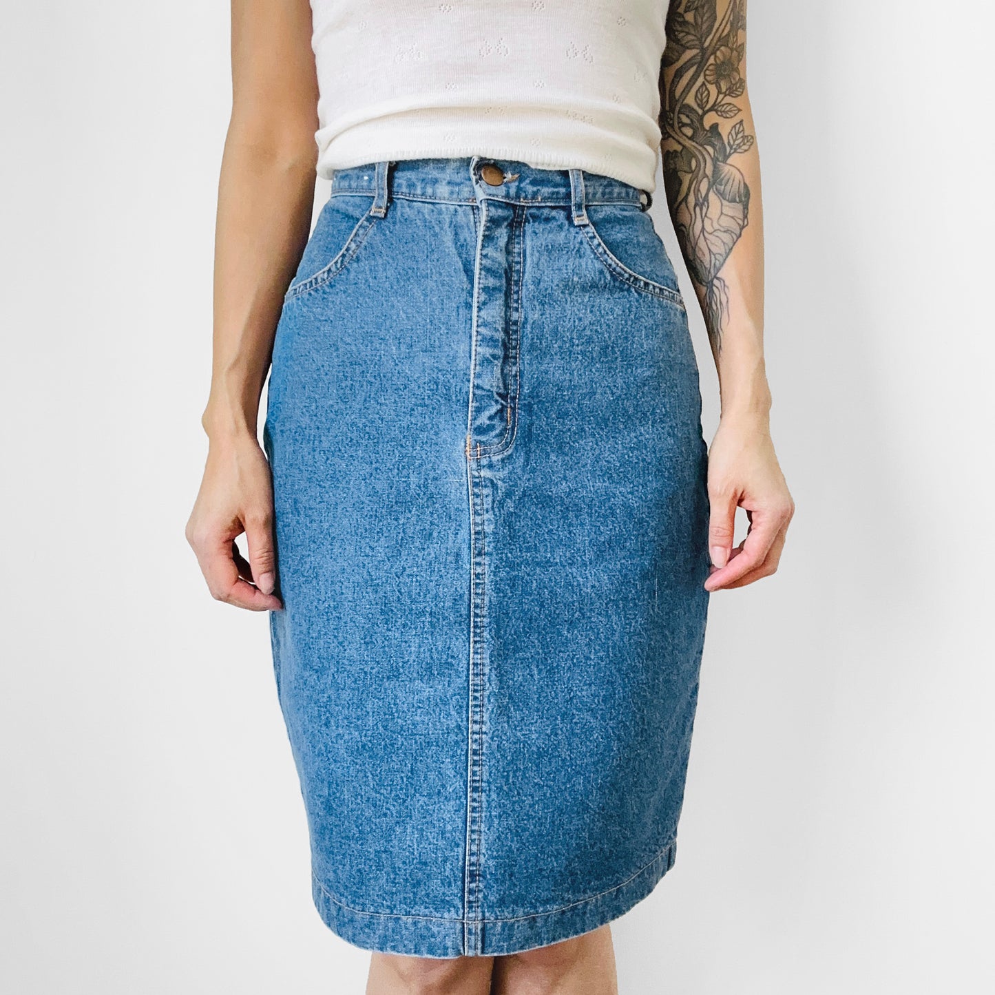 1990s High-Waisted Fitted Split-Back Faded Washed Blue Jean Denim Skirt - Waist 25