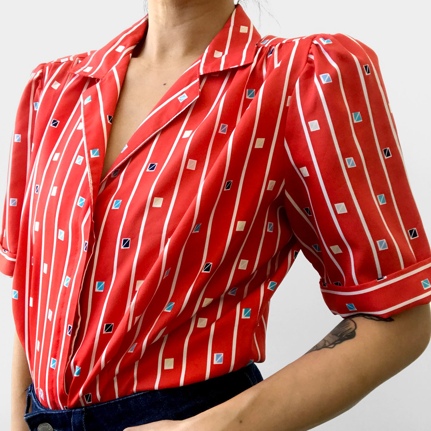 1970s Red Patterned Striped Short-Sleeve Collared Button-Front Shirtv