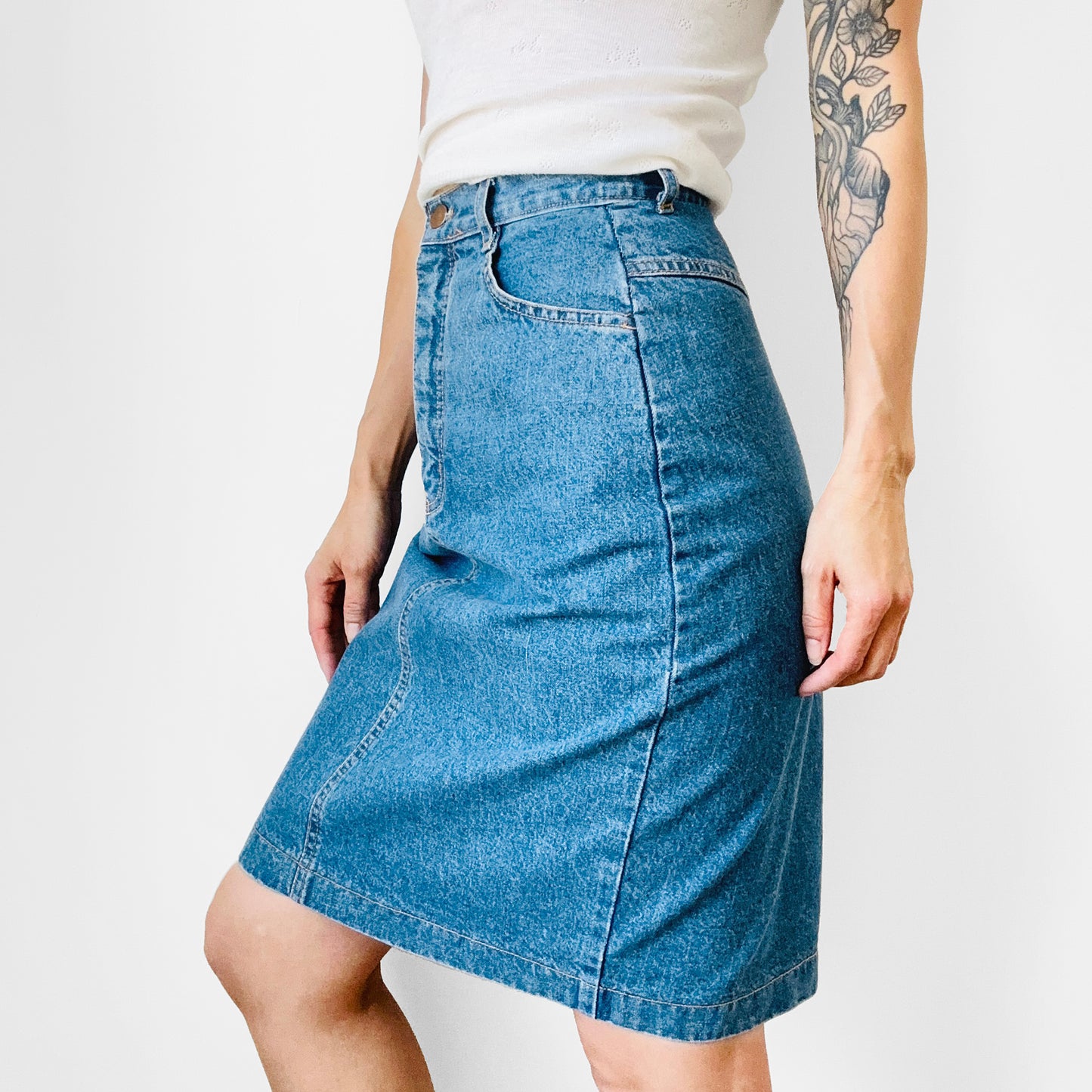 1990s High-Waisted Fitted Split-Back Faded Washed Blue Jean Denim Skirt - Waist 25