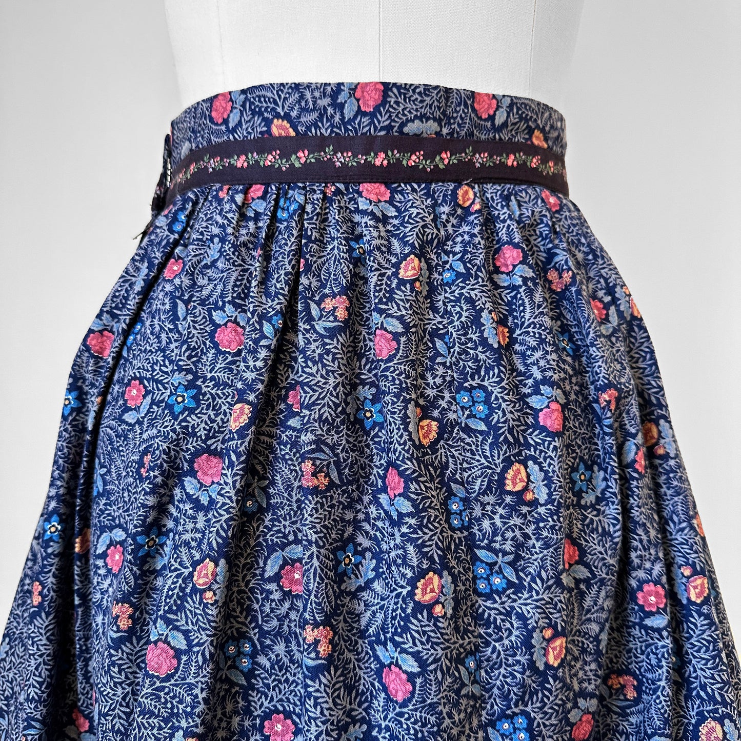 1970s Floral Pink Blue Brown Patchwork Suttles and Seawind Skirt - Waist 26